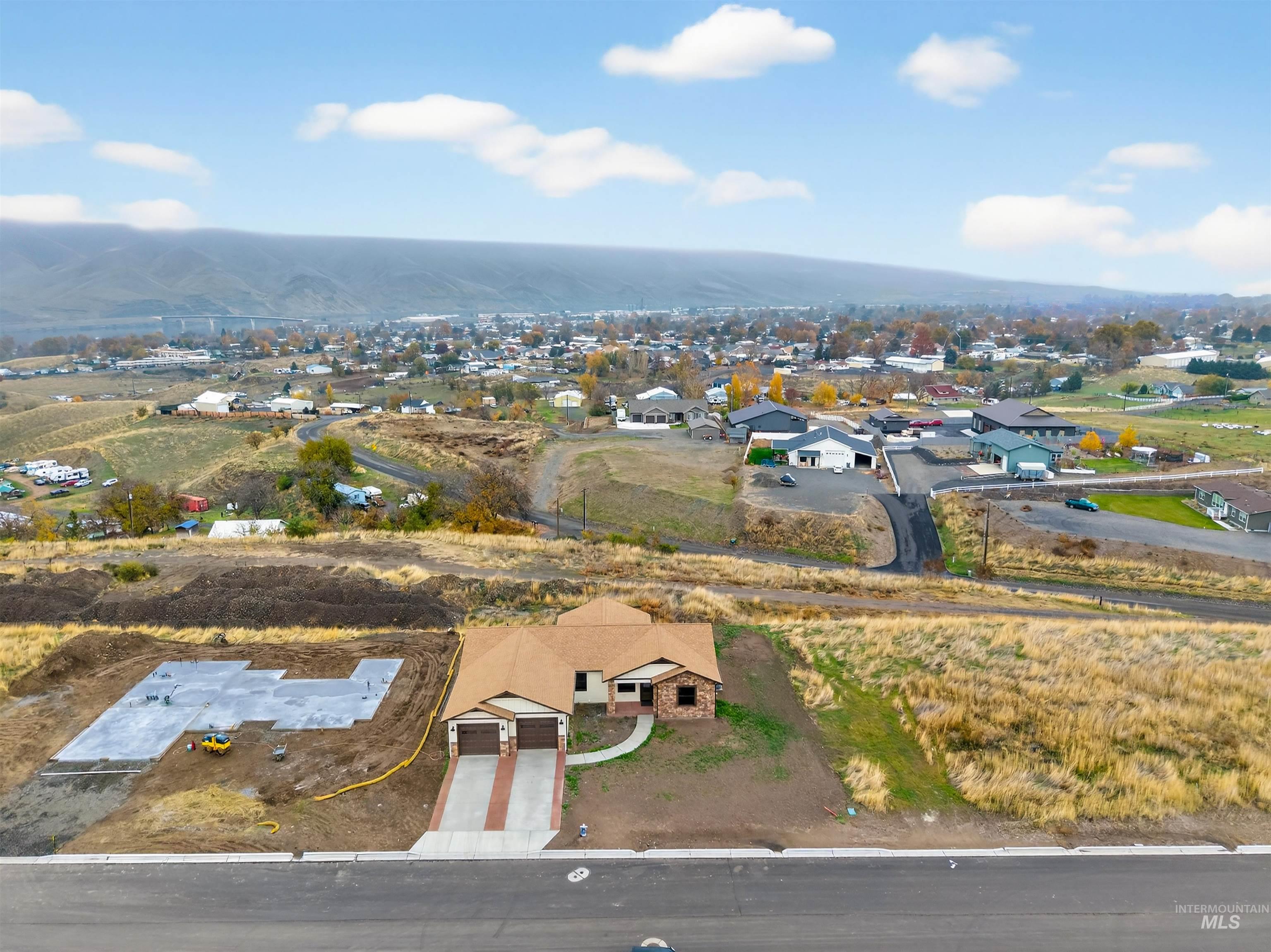 1664 Bennett Hill Dr., Clarkston, Washington 99403, 3 Bedrooms, 2 Bathrooms, Residential For Sale, Price $529,000,MLS 98967391