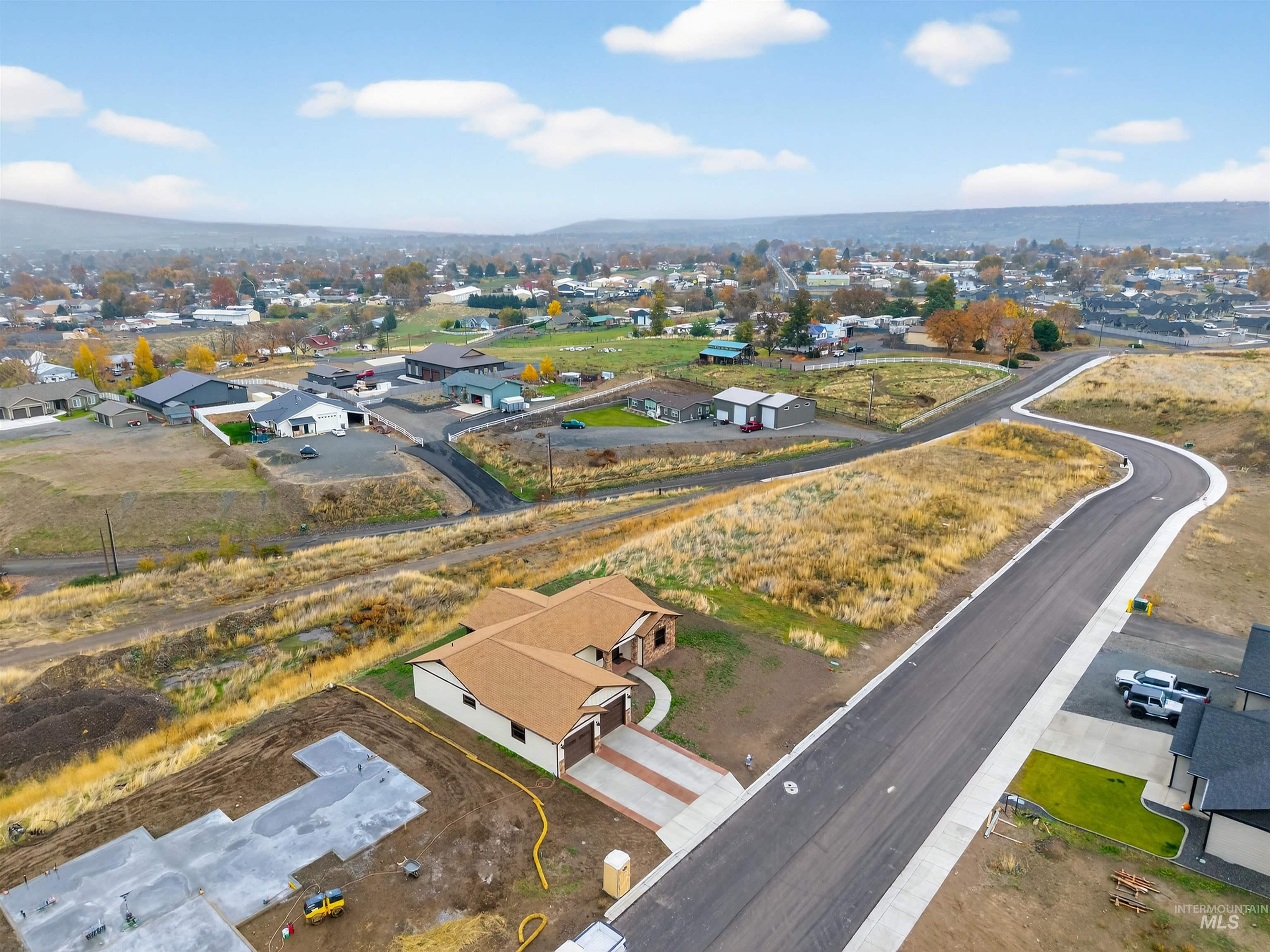 1664 Bennett Hill Dr., Clarkston, Washington 99403, 3 Bedrooms, 2 Bathrooms, Residential For Sale, Price $529,000,MLS 98967391