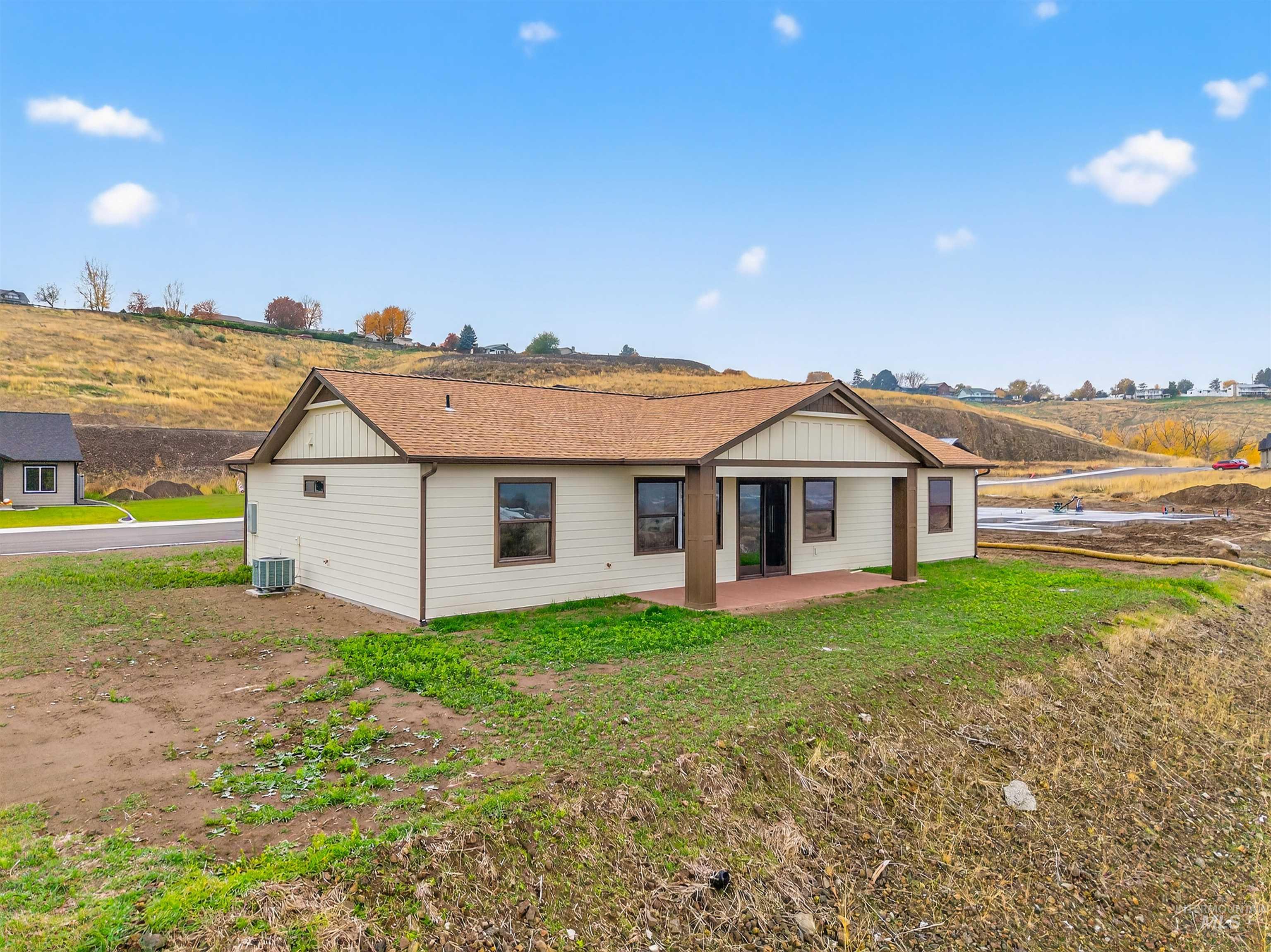 1664 Bennett Hill Dr., Clarkston, Washington 99403, 3 Bedrooms, 2 Bathrooms, Residential For Sale, Price $529,000,MLS 98967391