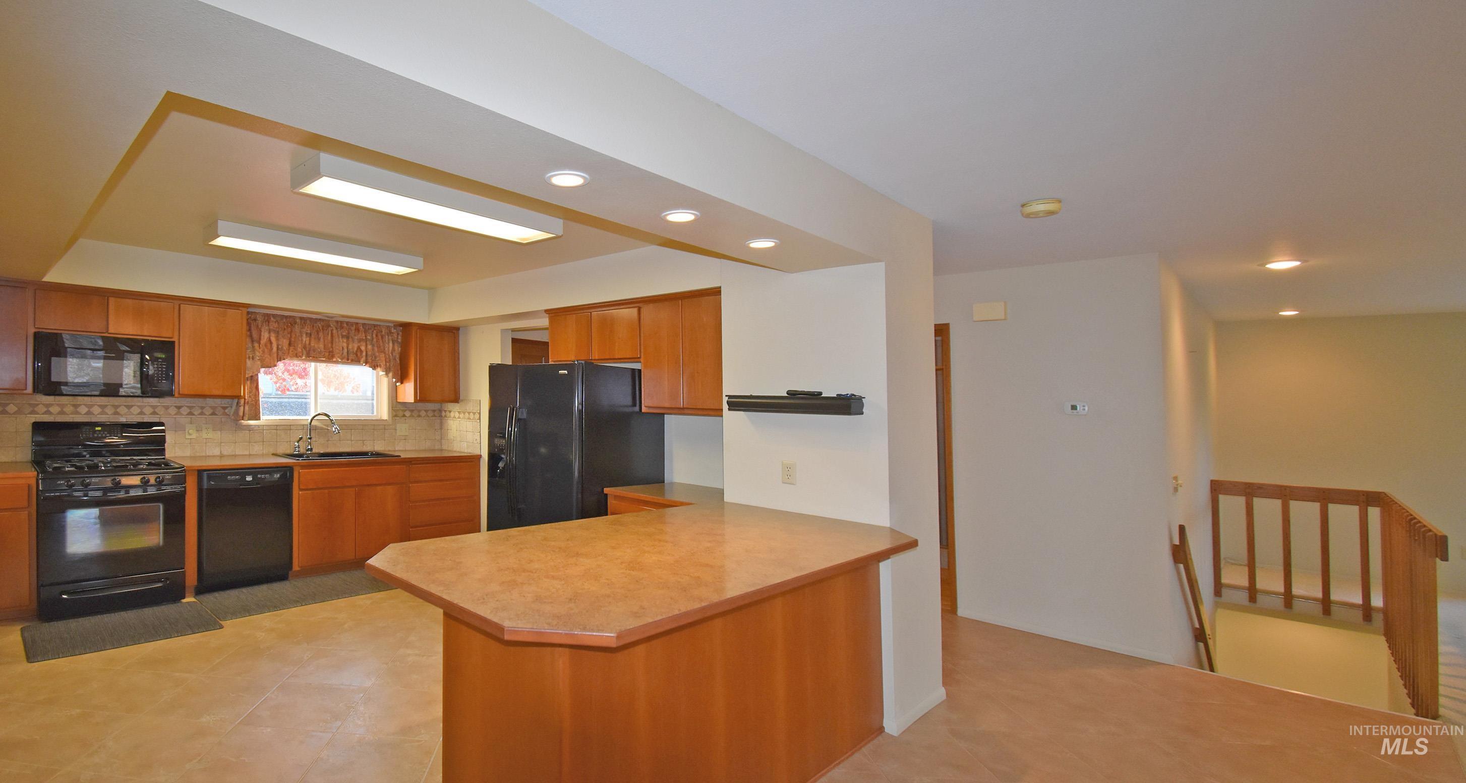 405 Crestline Circle Drive, Lewiston, Idaho 83501, 3 Bedrooms, 3 Bathrooms, Residential For Sale, Price $471,800,MLS 98967428