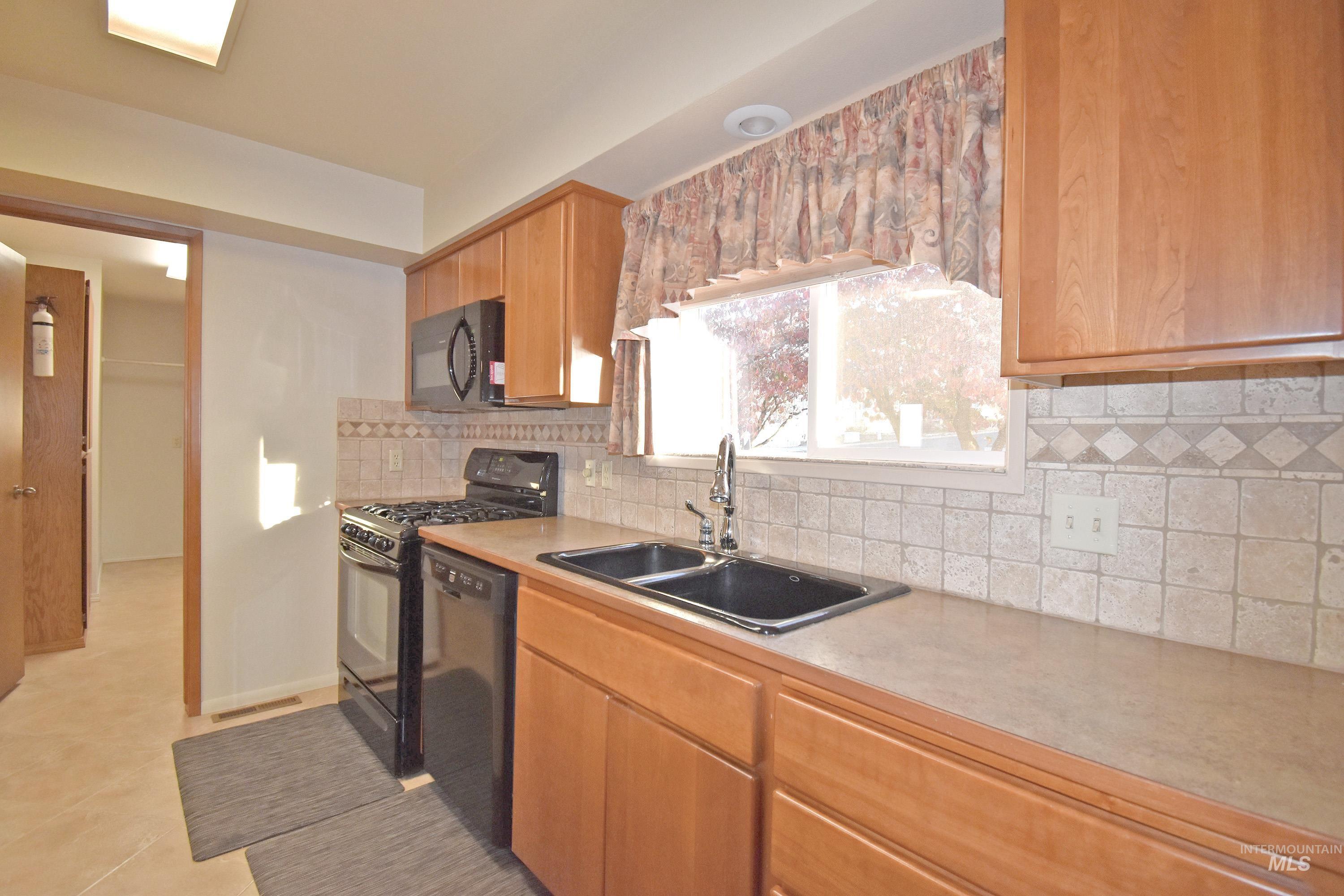 405 Crestline Circle Drive, Lewiston, Idaho 83501, 3 Bedrooms, 3 Bathrooms, Residential For Sale, Price $471,800,MLS 98967428