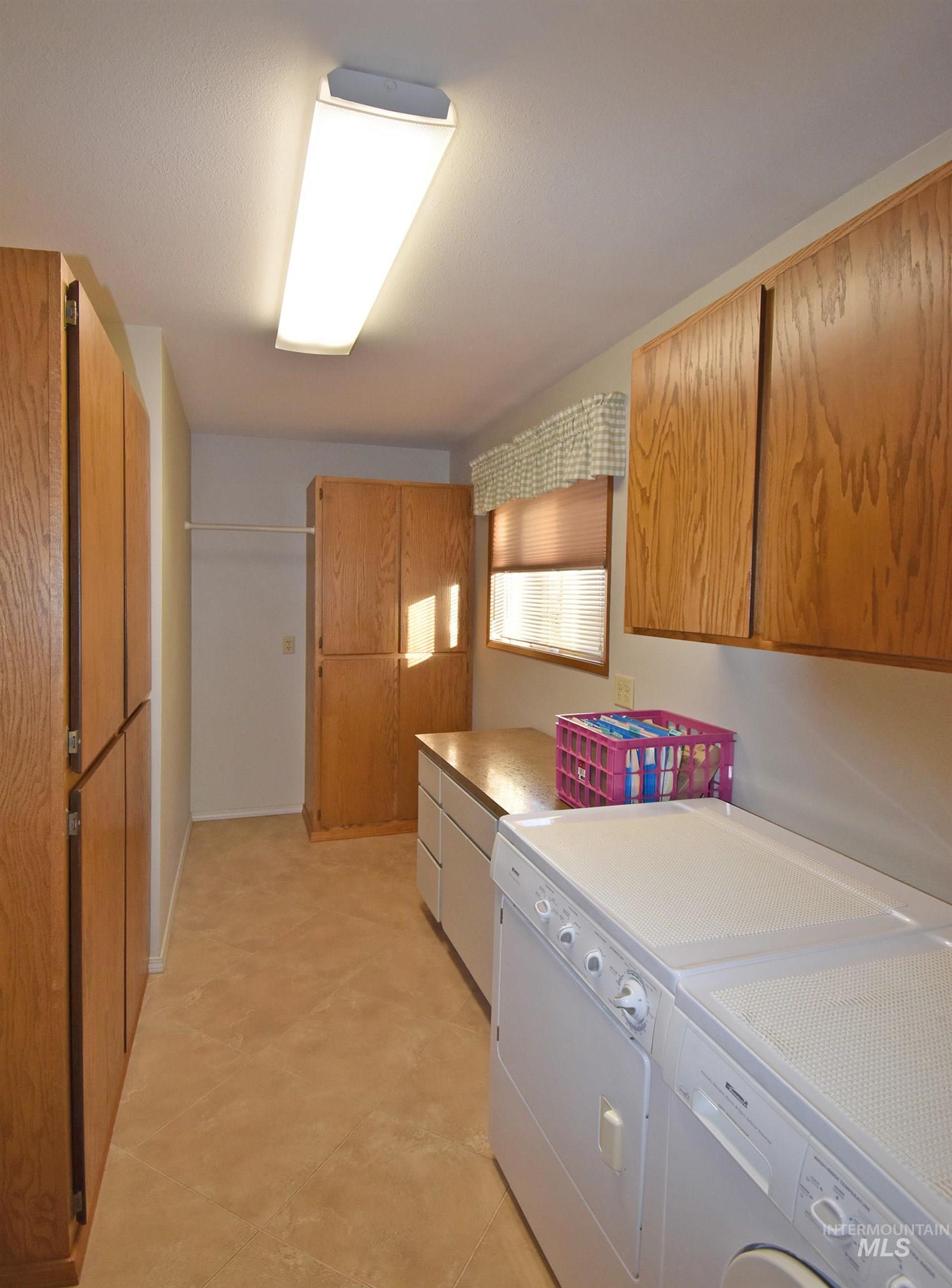 405 Crestline Circle Drive, Lewiston, Idaho 83501, 3 Bedrooms, 3 Bathrooms, Residential For Sale, Price $471,800,MLS 98967428