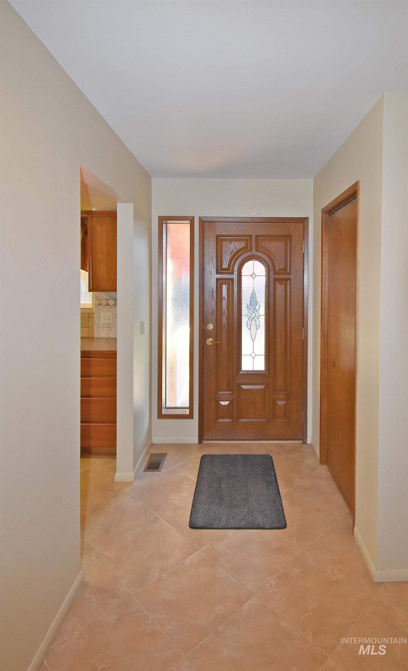 405 Crestline Circle Drive, Lewiston, Idaho 83501, 3 Bedrooms, 3 Bathrooms, Residential For Sale, Price $471,800,MLS 98967428