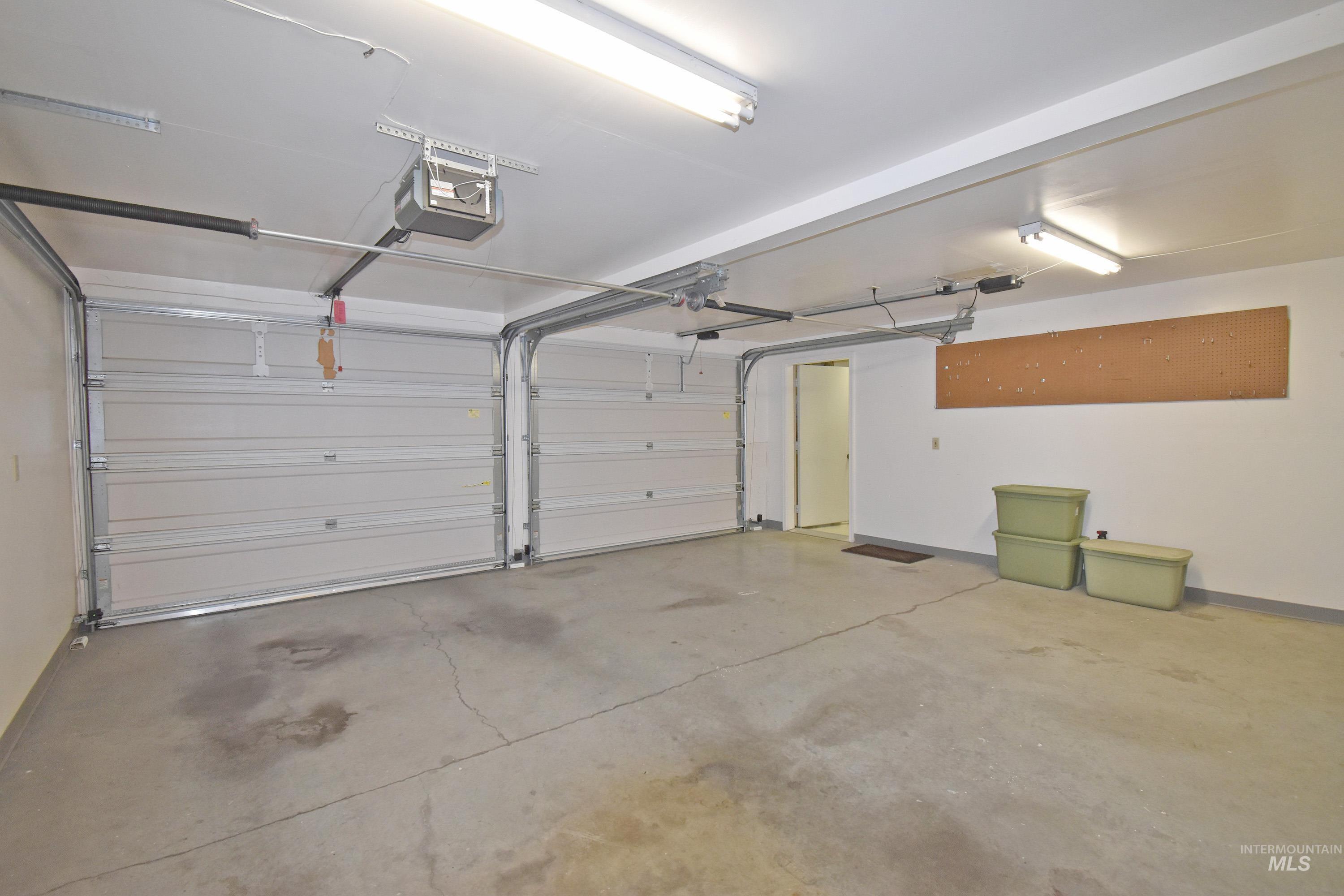 405 Crestline Circle Drive, Lewiston, Idaho 83501, 3 Bedrooms, 3 Bathrooms, Residential For Sale, Price $471,800,MLS 98967428