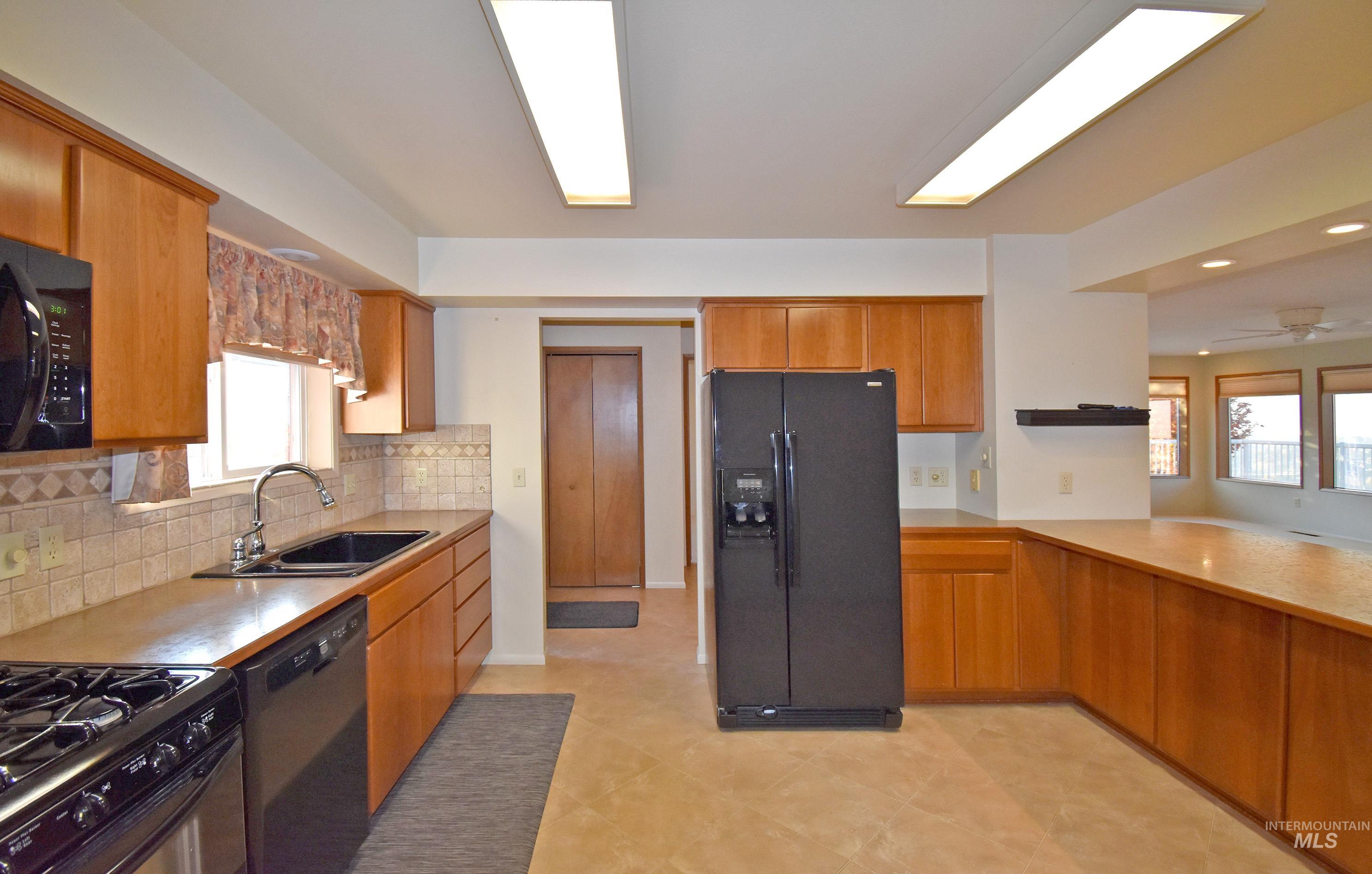 405 Crestline Circle Drive, Lewiston, Idaho 83501, 3 Bedrooms, 3 Bathrooms, Residential For Sale, Price $471,800,MLS 98967428