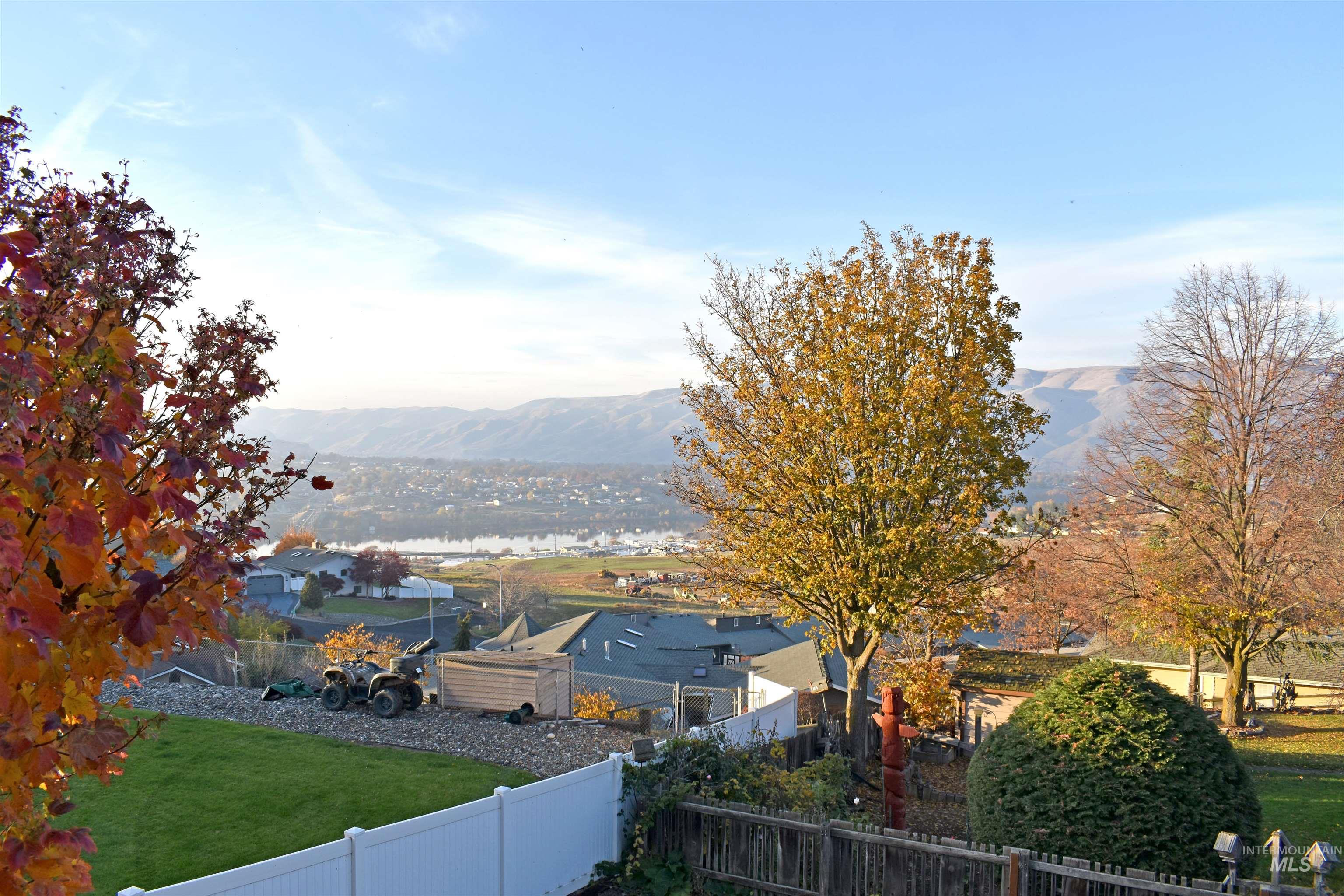 405 Crestline Circle Drive, Lewiston, Idaho 83501, 3 Bedrooms, 3 Bathrooms, Residential For Sale, Price $471,800,MLS 98967428