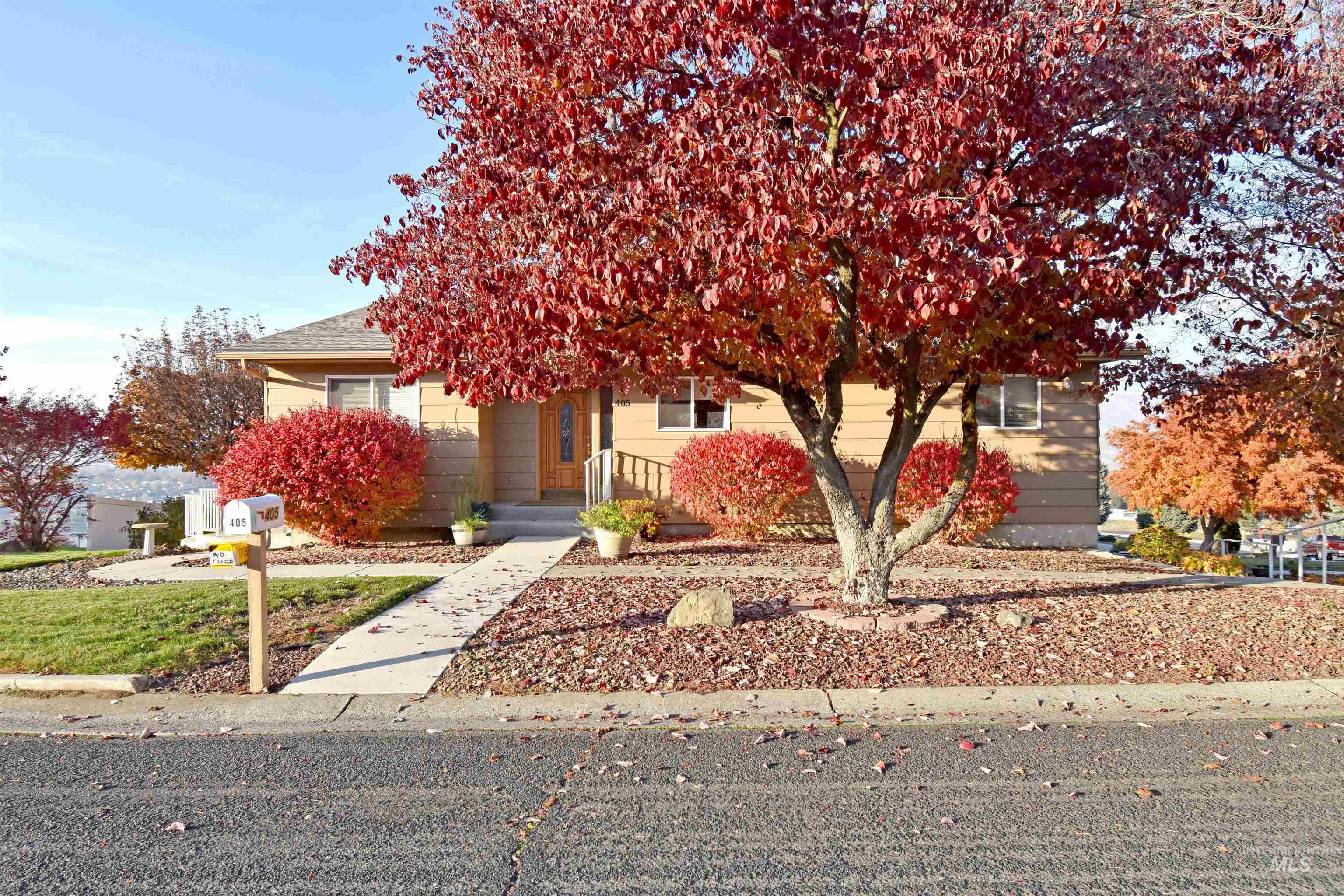 405 Crestline Circle Drive, Lewiston, Idaho 83501, 3 Bedrooms, 3 Bathrooms, Residential For Sale, Price $471,800,MLS 98967428