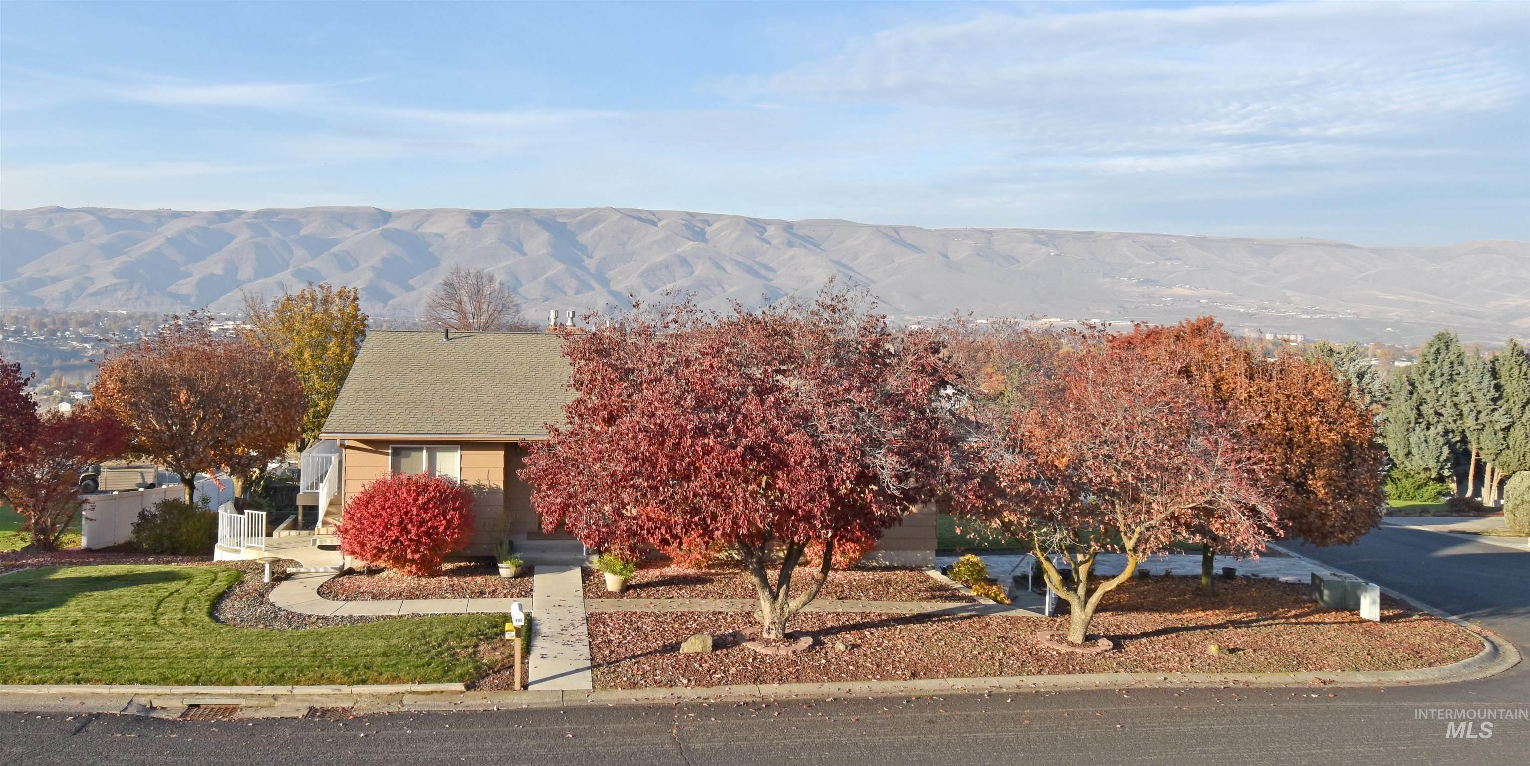 405 Crestline Circle Drive, Lewiston, Idaho 83501, 3 Bedrooms, 3 Bathrooms, Residential For Sale, Price $471,800,MLS 98967428