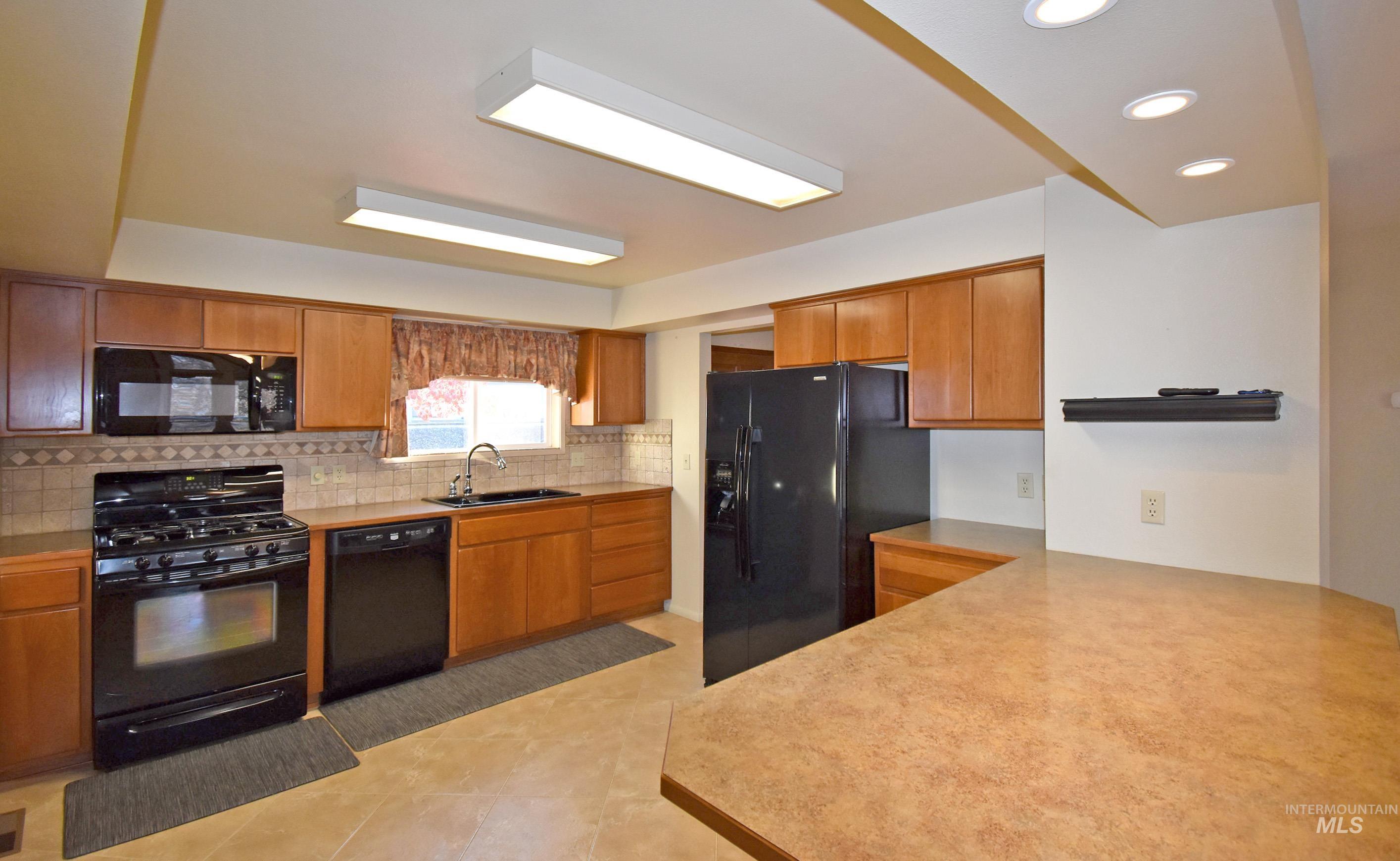 405 Crestline Circle Drive, Lewiston, Idaho 83501, 3 Bedrooms, 3 Bathrooms, Residential For Sale, Price $471,800,MLS 98967428