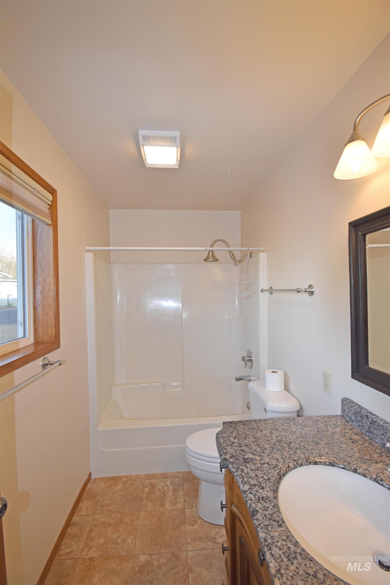 405 Crestline Circle Drive, Lewiston, Idaho 83501, 3 Bedrooms, 3 Bathrooms, Residential For Sale, Price $471,800,MLS 98967428