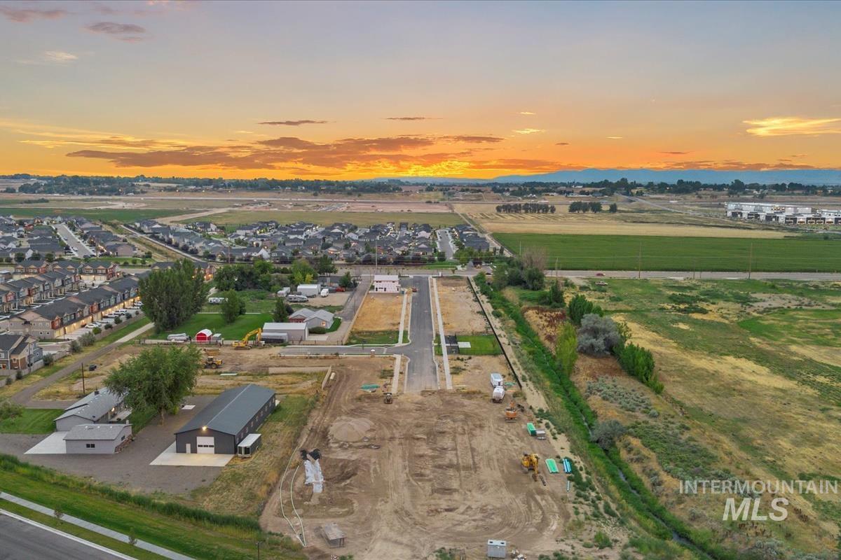 29 N Feather Reed Ave., Meridian, Idaho 83642, 3 Bedrooms, 2.5 Bathrooms, Residential For Sale, Price $619,900,MLS 98967446