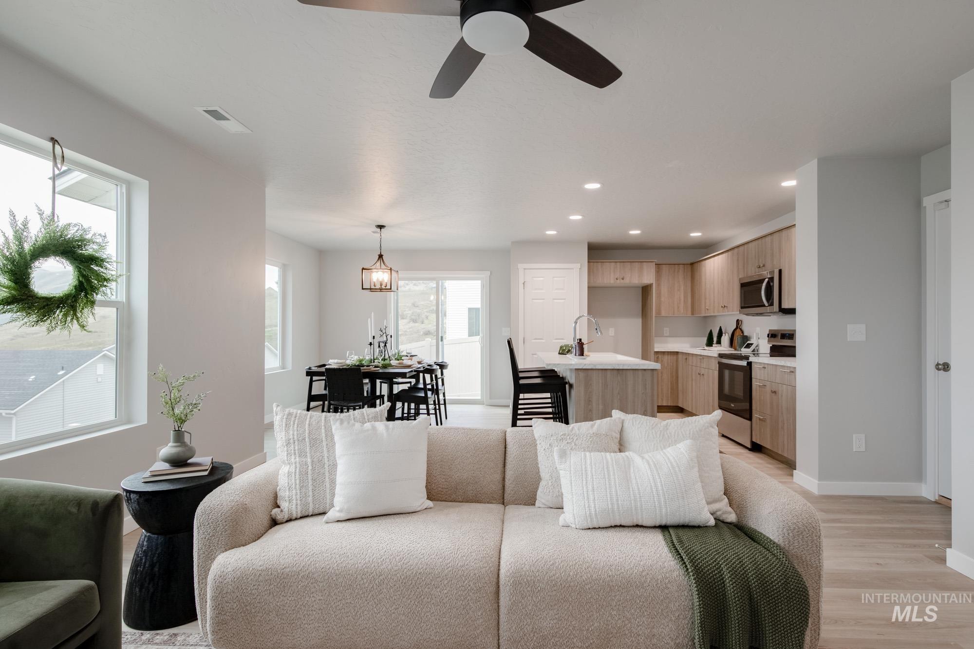 237 Caribou Ct, Horseshoe Bend, Idaho 83629, 3 Bedrooms, 2.5 Bathrooms, Residential For Sale, Price $389,990,MLS 98967465