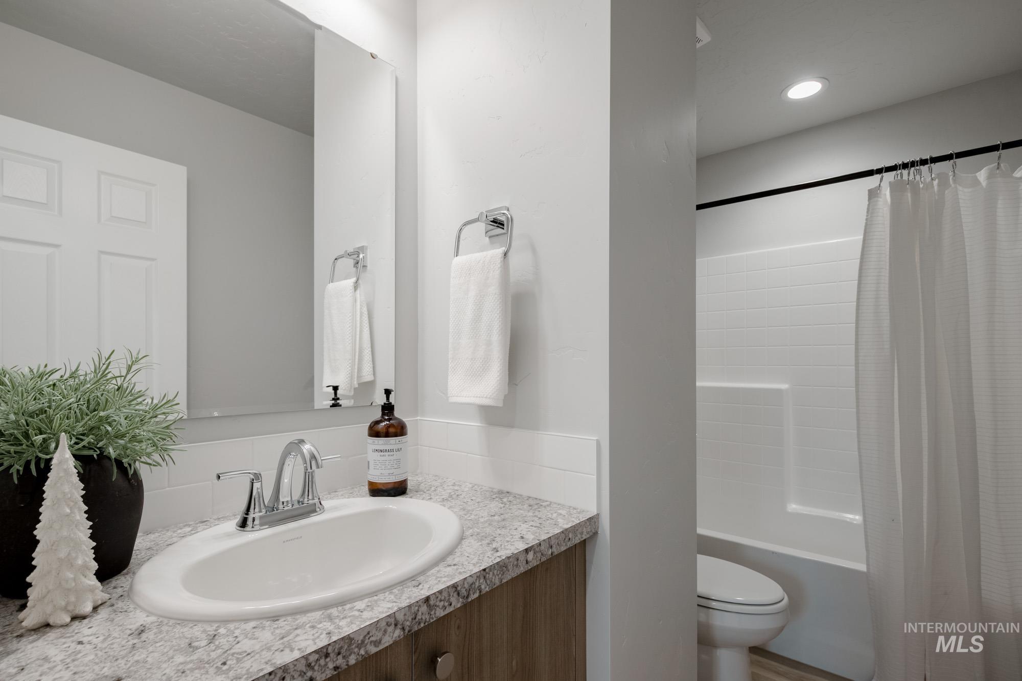 237 Caribou Ct, Horseshoe Bend, Idaho 83629, 3 Bedrooms, 2.5 Bathrooms, Residential For Sale, Price $389,990,MLS 98967465