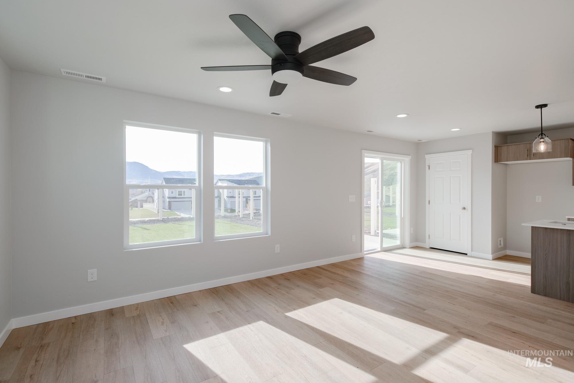 215 Moose St, Horseshoe Bend, Idaho 83629, 3 Bedrooms, 2.5 Bathrooms, Residential For Sale, Price $344,990,MLS 98967466