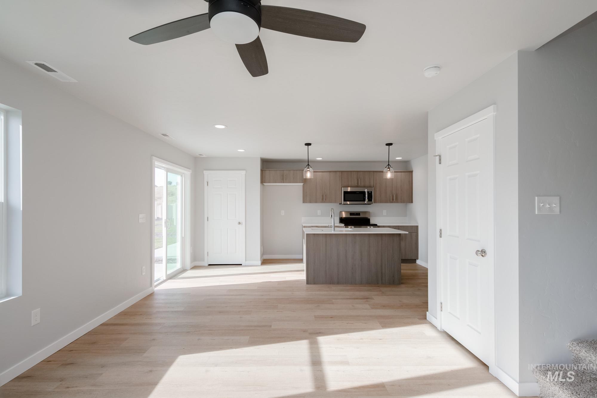 215 Moose St, Horseshoe Bend, Idaho 83629, 3 Bedrooms, 2.5 Bathrooms, Residential For Sale, Price $344,990,MLS 98967466