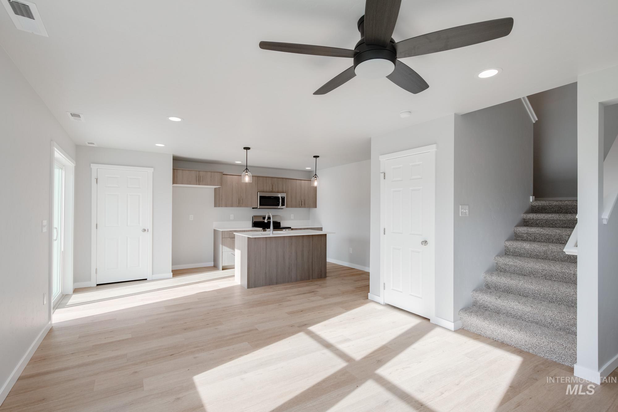 215 Moose St, Horseshoe Bend, Idaho 83629, 3 Bedrooms, 2.5 Bathrooms, Residential For Sale, Price $344,990,MLS 98967466