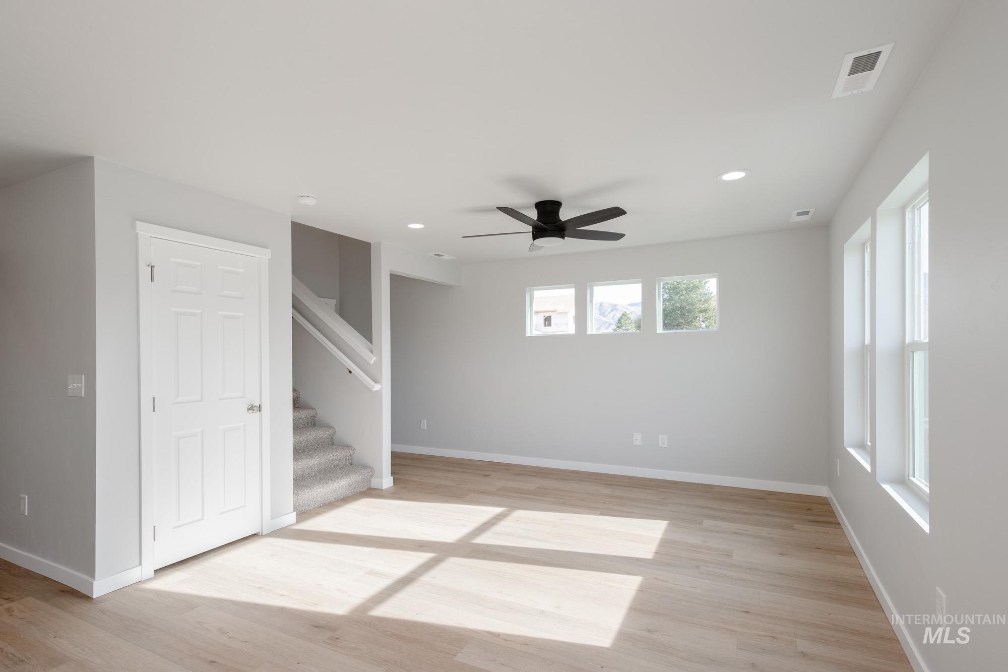 215 Moose St, Horseshoe Bend, Idaho 83629, 3 Bedrooms, 2.5 Bathrooms, Residential For Sale, Price $344,990,MLS 98967466