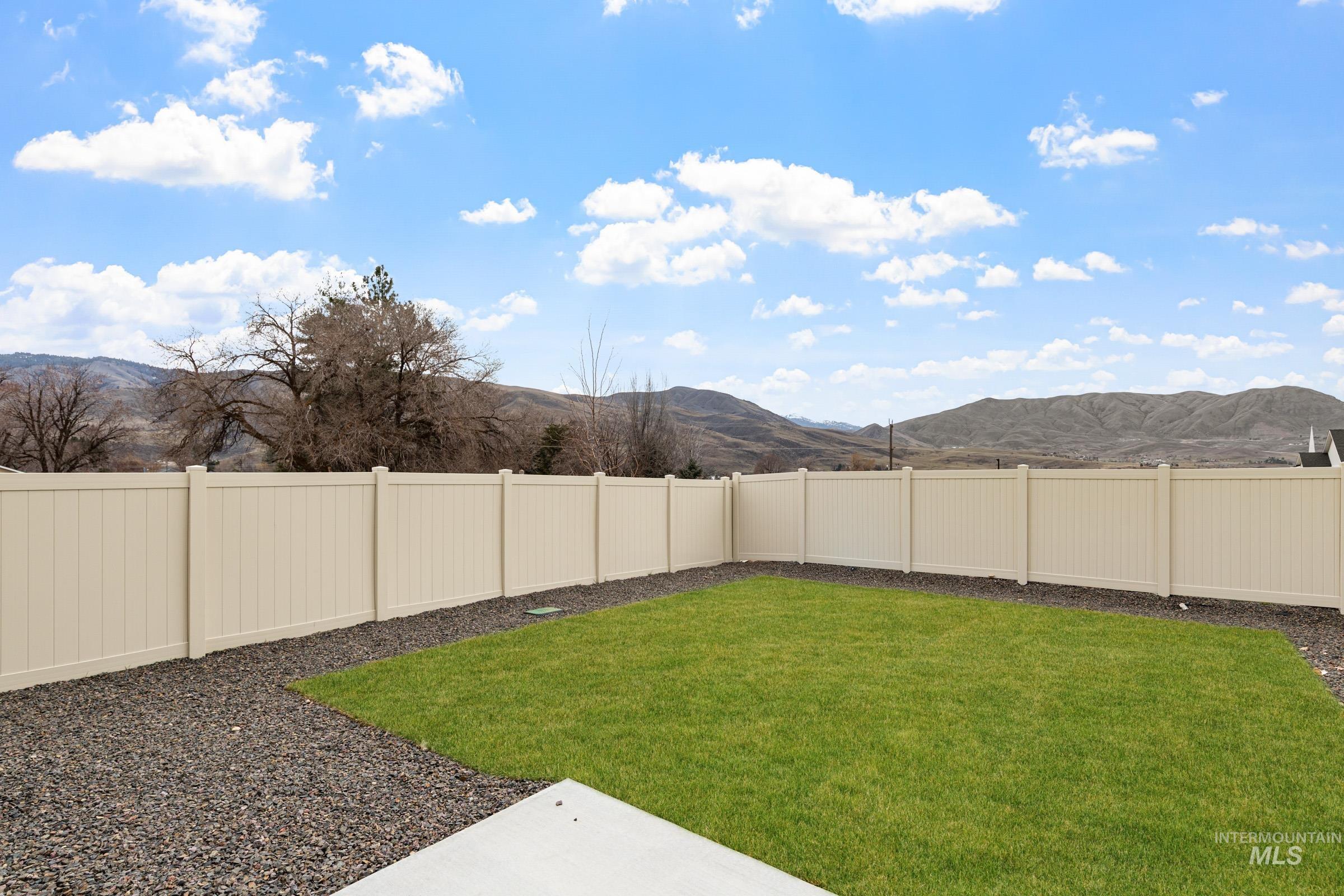 215 Moose St, Horseshoe Bend, Idaho 83629, 3 Bedrooms, 2.5 Bathrooms, Residential For Sale, Price $344,990, 98967466