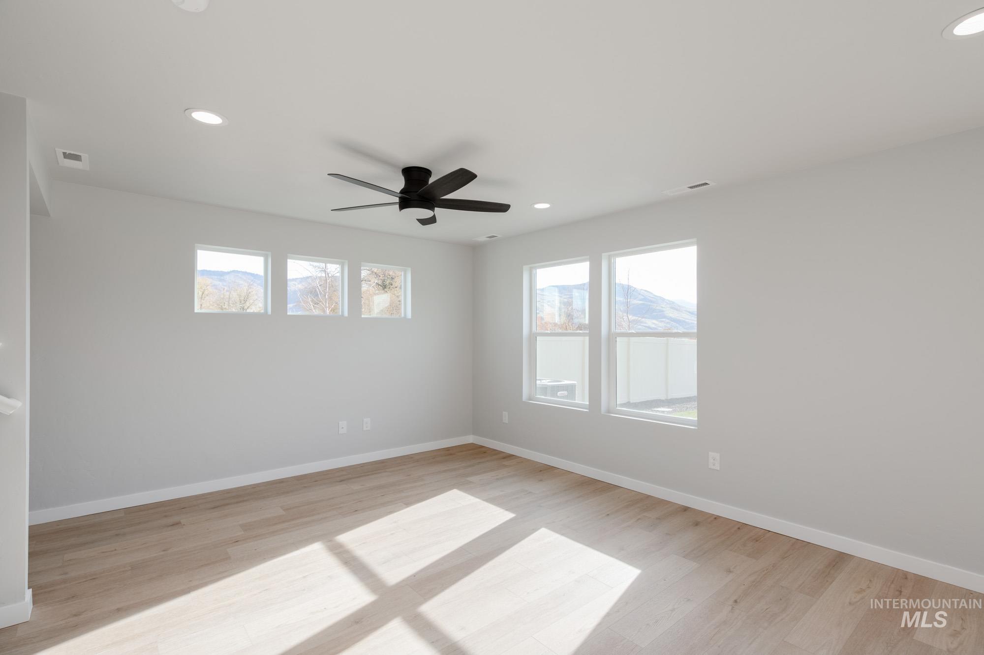 215 Moose St, Horseshoe Bend, Idaho 83629, 3 Bedrooms, 2.5 Bathrooms, Residential For Sale, Price $344,990,MLS 98967466