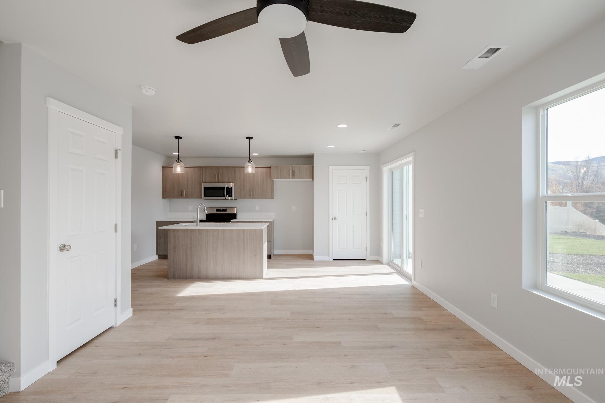 217 Moose St, Horseshoe Bend, Idaho 83629, 3 Bedrooms, 2.5 Bathrooms, Residential For Sale, Price $344,990,MLS 98967469