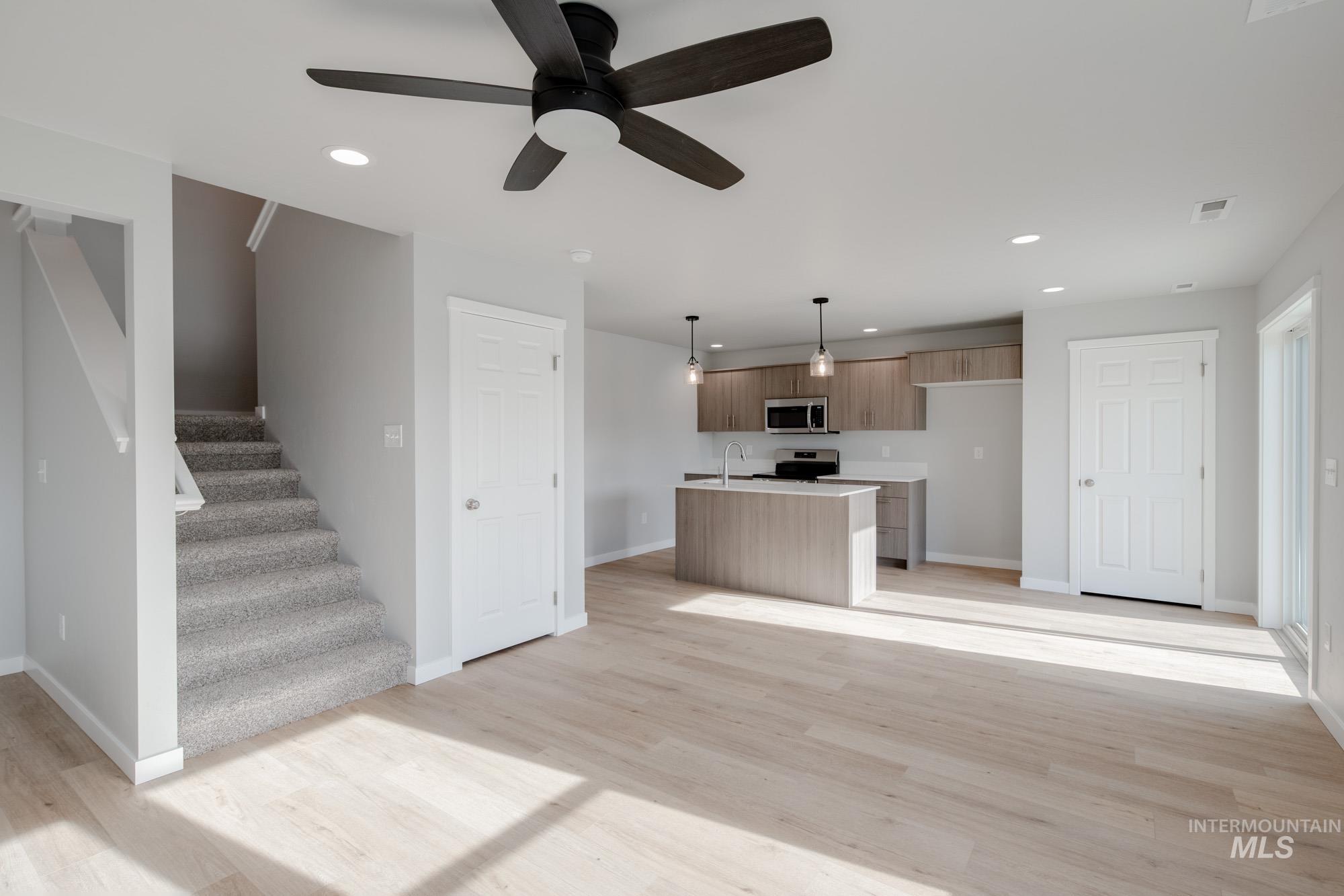 221 Moose St, Horseshoe Bend, Idaho 83629, 3 Bedrooms, 2.5 Bathrooms, Residential For Sale, Price $349,990,MLS 98967475