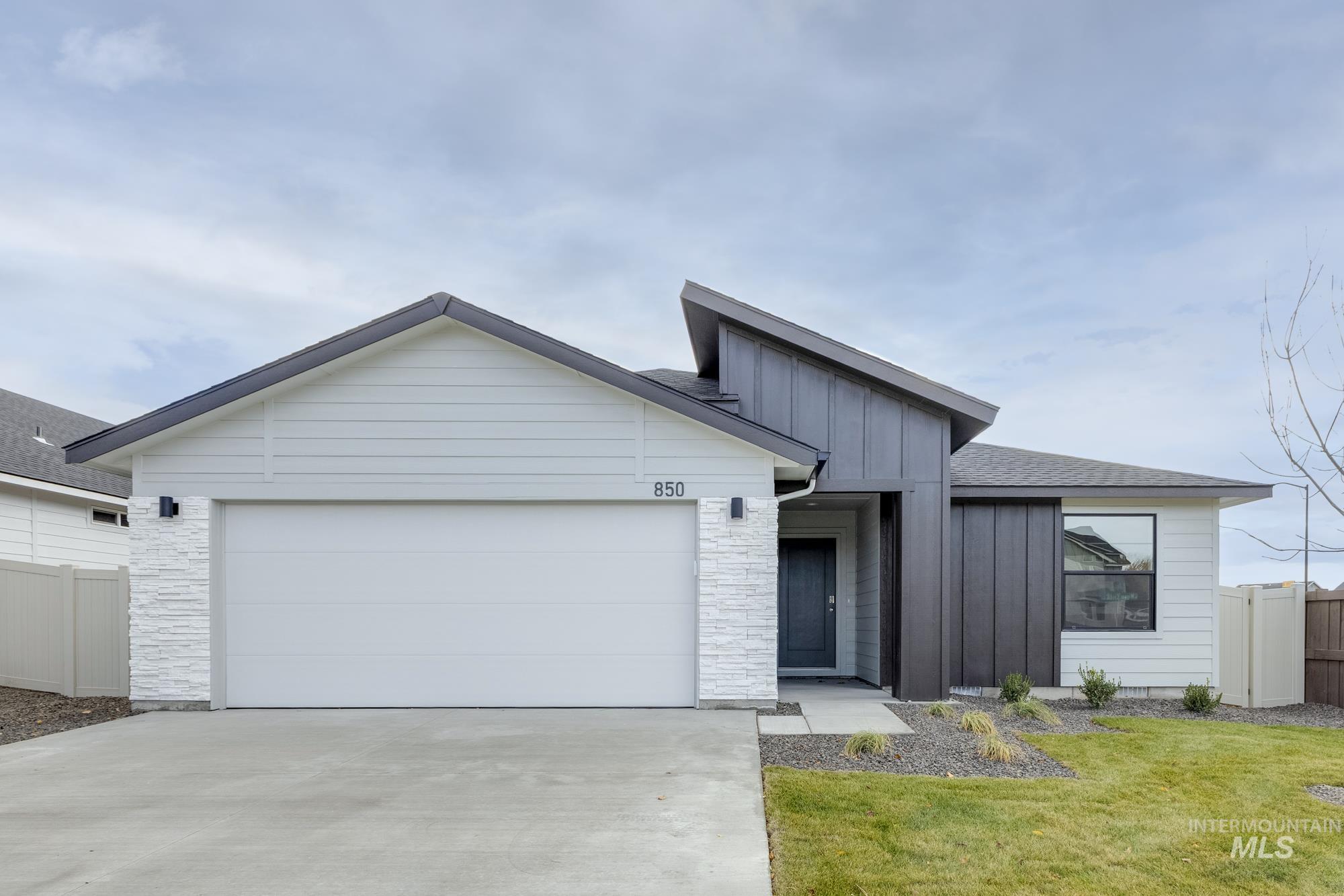 850 N Mirror Creek Way, Meridian, Idaho 83642, 3 Bedrooms, 2 Bathrooms, Residential For Sale, Price $457,990,MLS 98967500