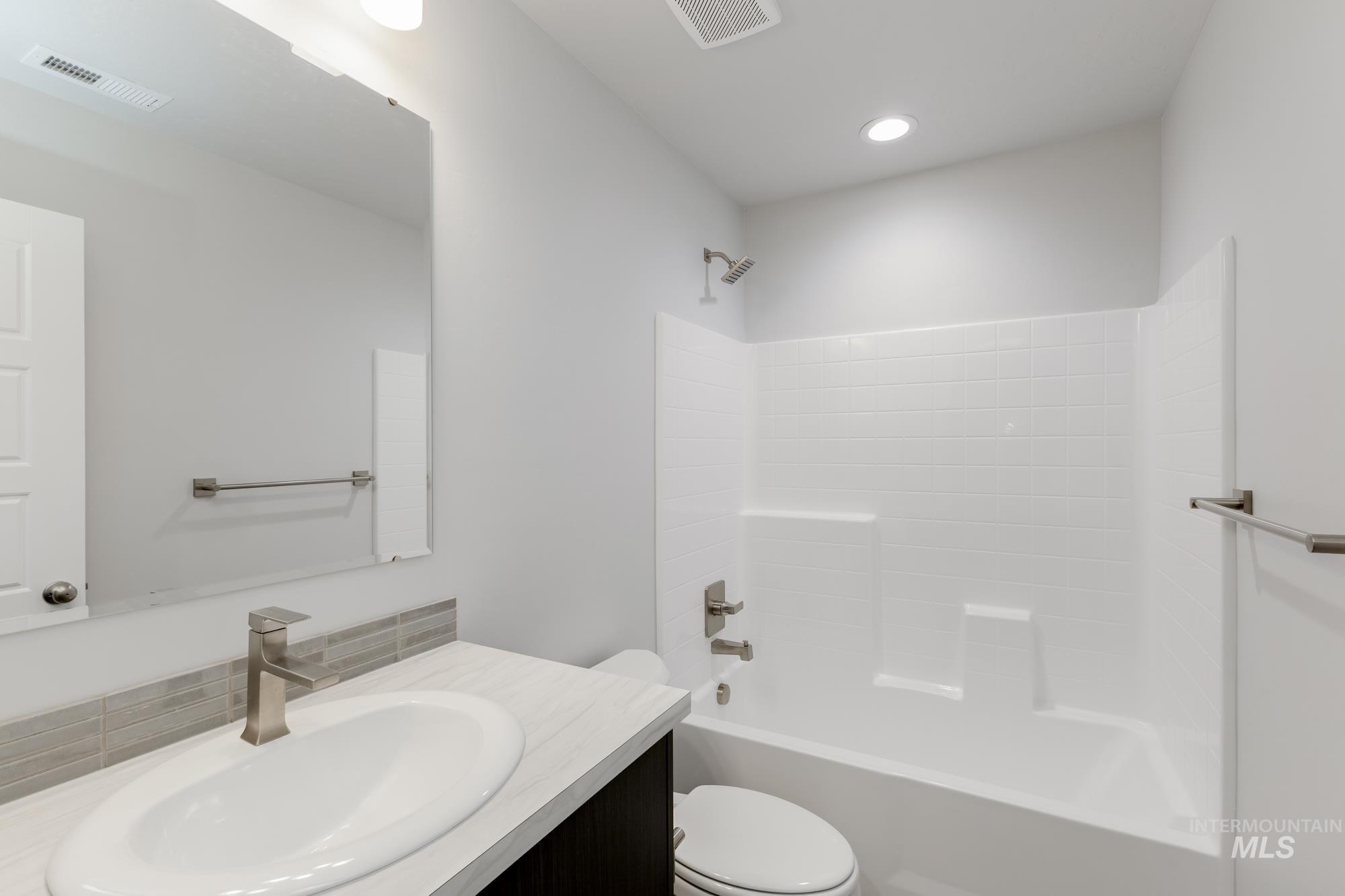 850 N Mirror Creek Way, Meridian, Idaho 83642, 3 Bedrooms, 2 Bathrooms, Residential For Sale, Price $457,990,MLS 98967500