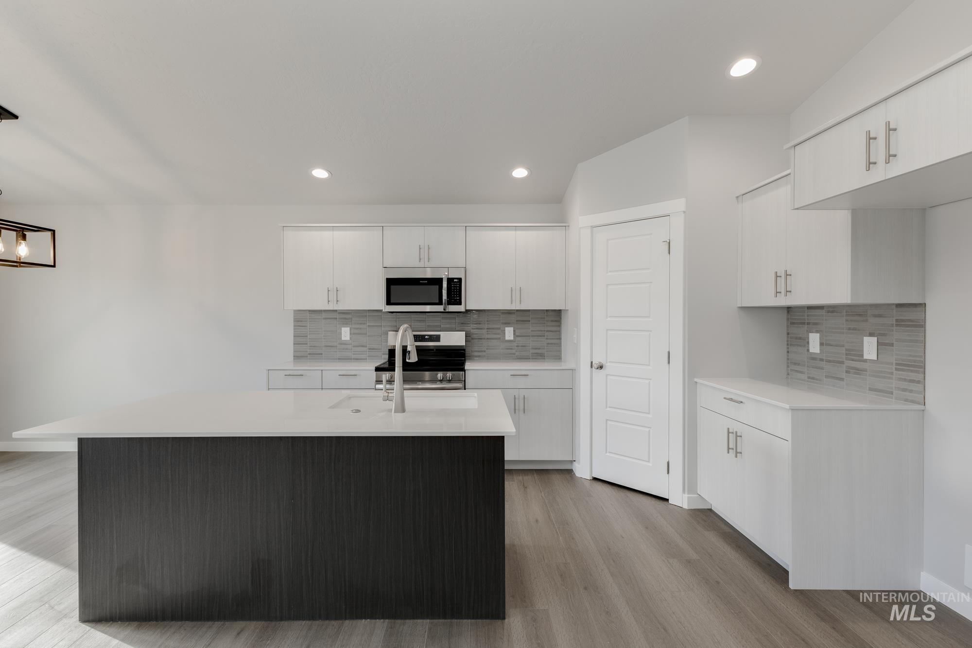 850 N Mirror Creek Way, Meridian, Idaho 83642, 3 Bedrooms, 2 Bathrooms, Residential For Sale, Price $457,990,MLS 98967500