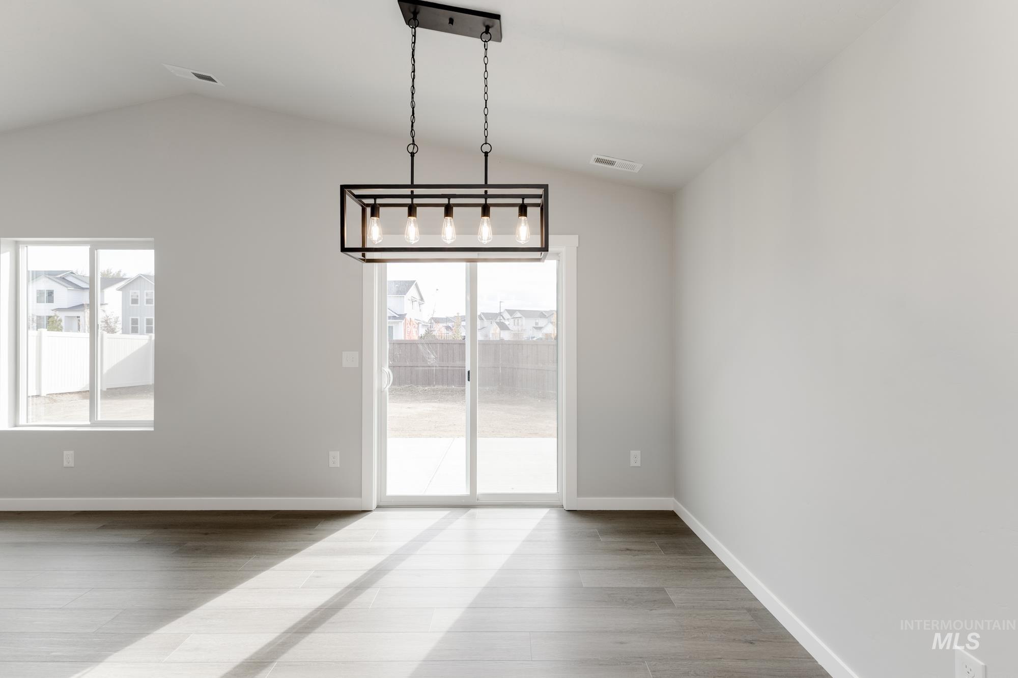 850 N Mirror Creek Way, Meridian, Idaho 83642, 3 Bedrooms, 2 Bathrooms, Residential For Sale, Price $457,990,MLS 98967500