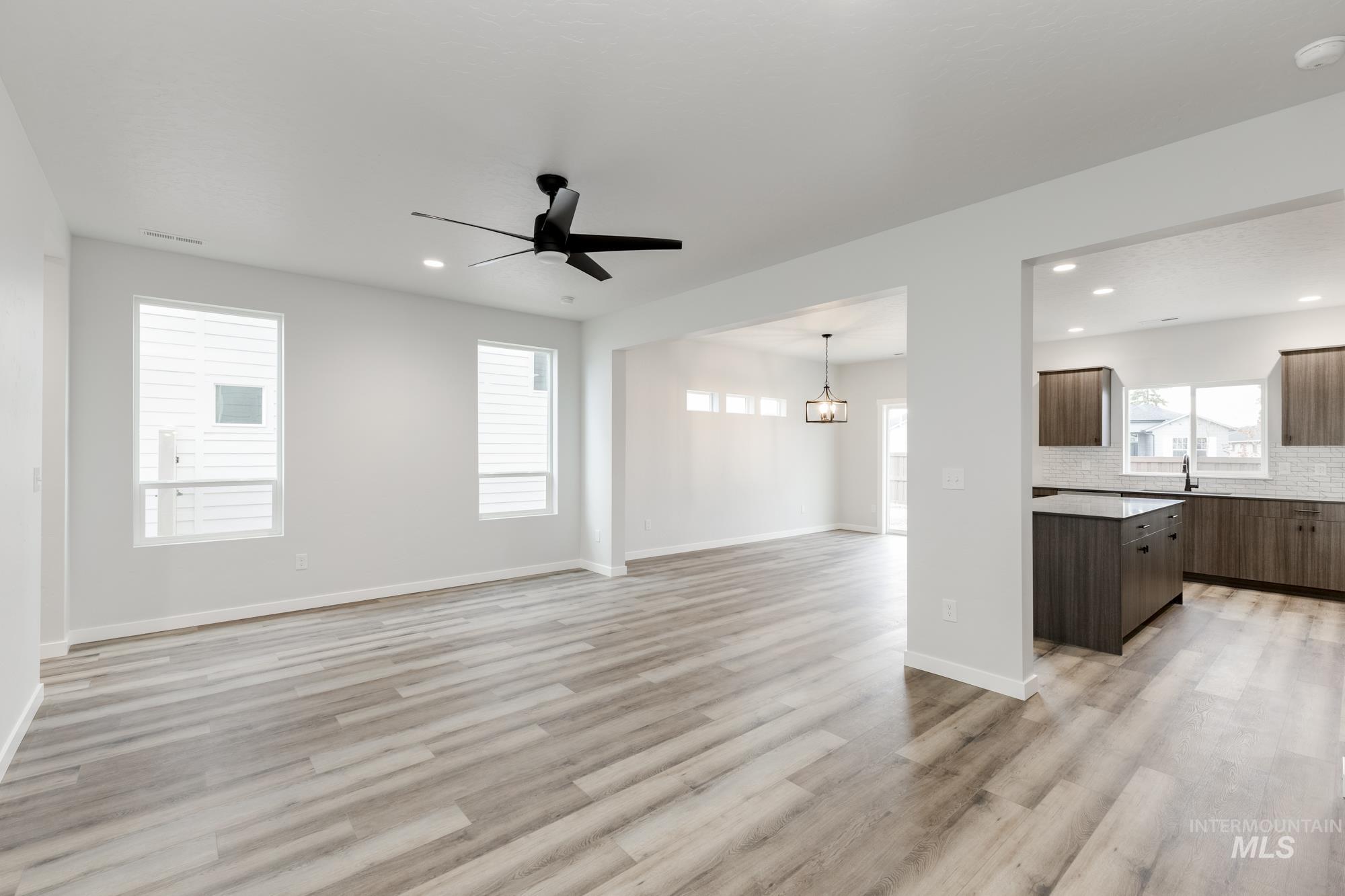 917 N Mirror Creek Way, Meridian, Idaho 83642, 3 Bedrooms, 2.5 Bathrooms, Residential For Sale, Price $474,990,MLS 98967502