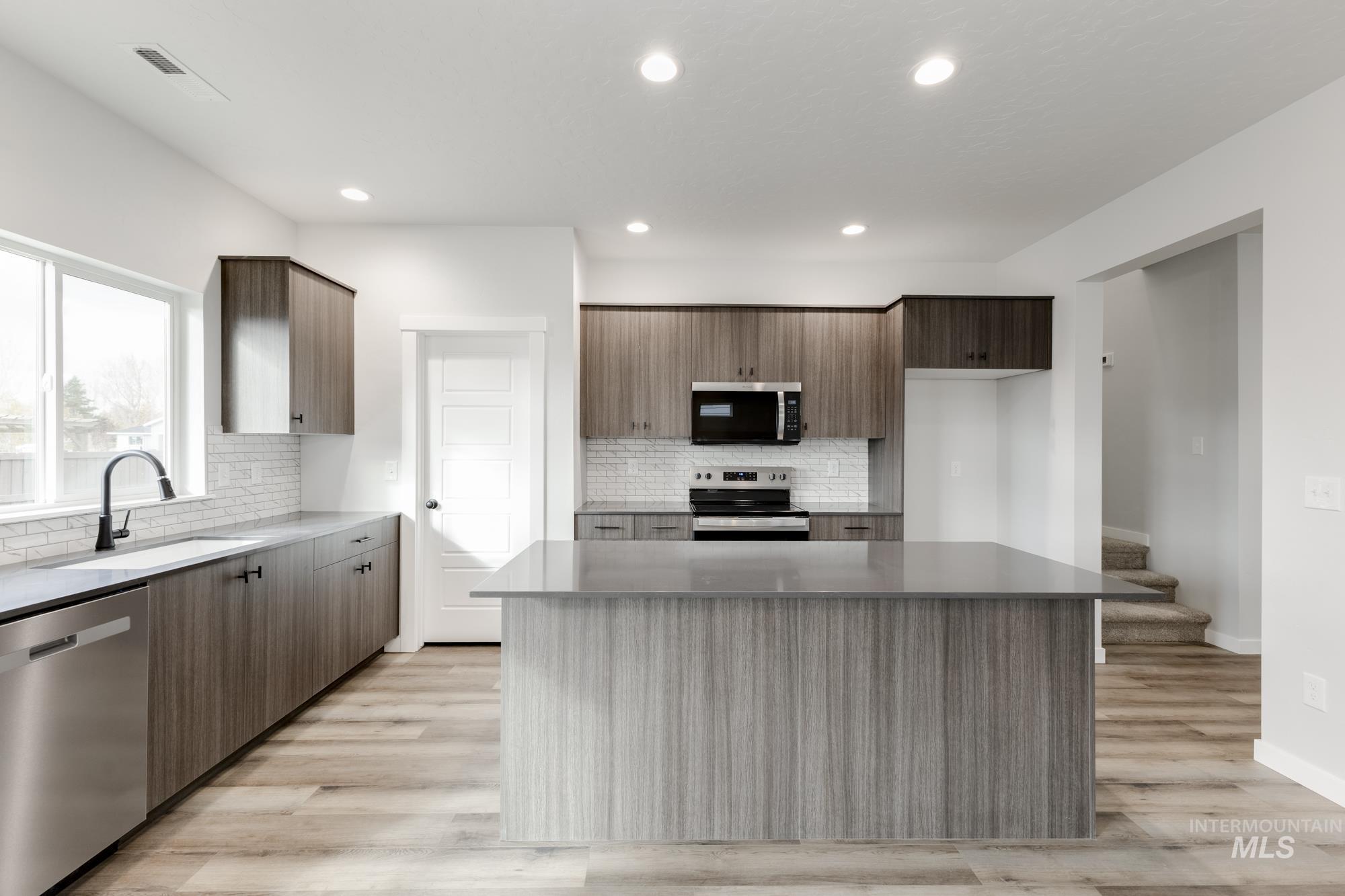 917 N Mirror Creek Way, Meridian, Idaho 83642, 3 Bedrooms, 2.5 Bathrooms, Residential For Sale, Price $474,990,MLS 98967502