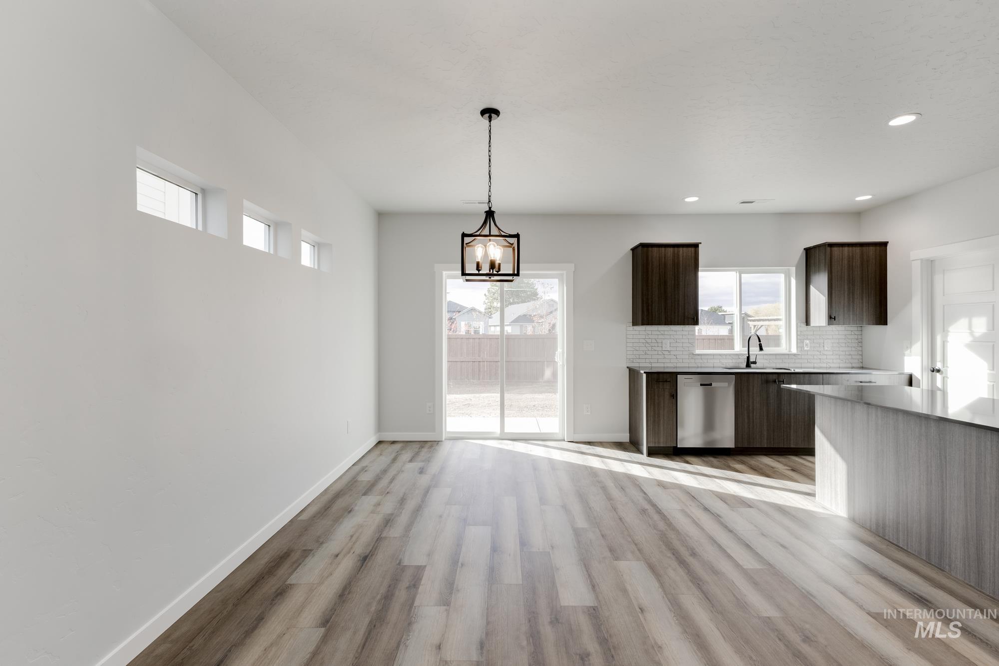 917 N Mirror Creek Way, Meridian, Idaho 83642, 3 Bedrooms, 2.5 Bathrooms, Residential For Sale, Price $474,990,MLS 98967502