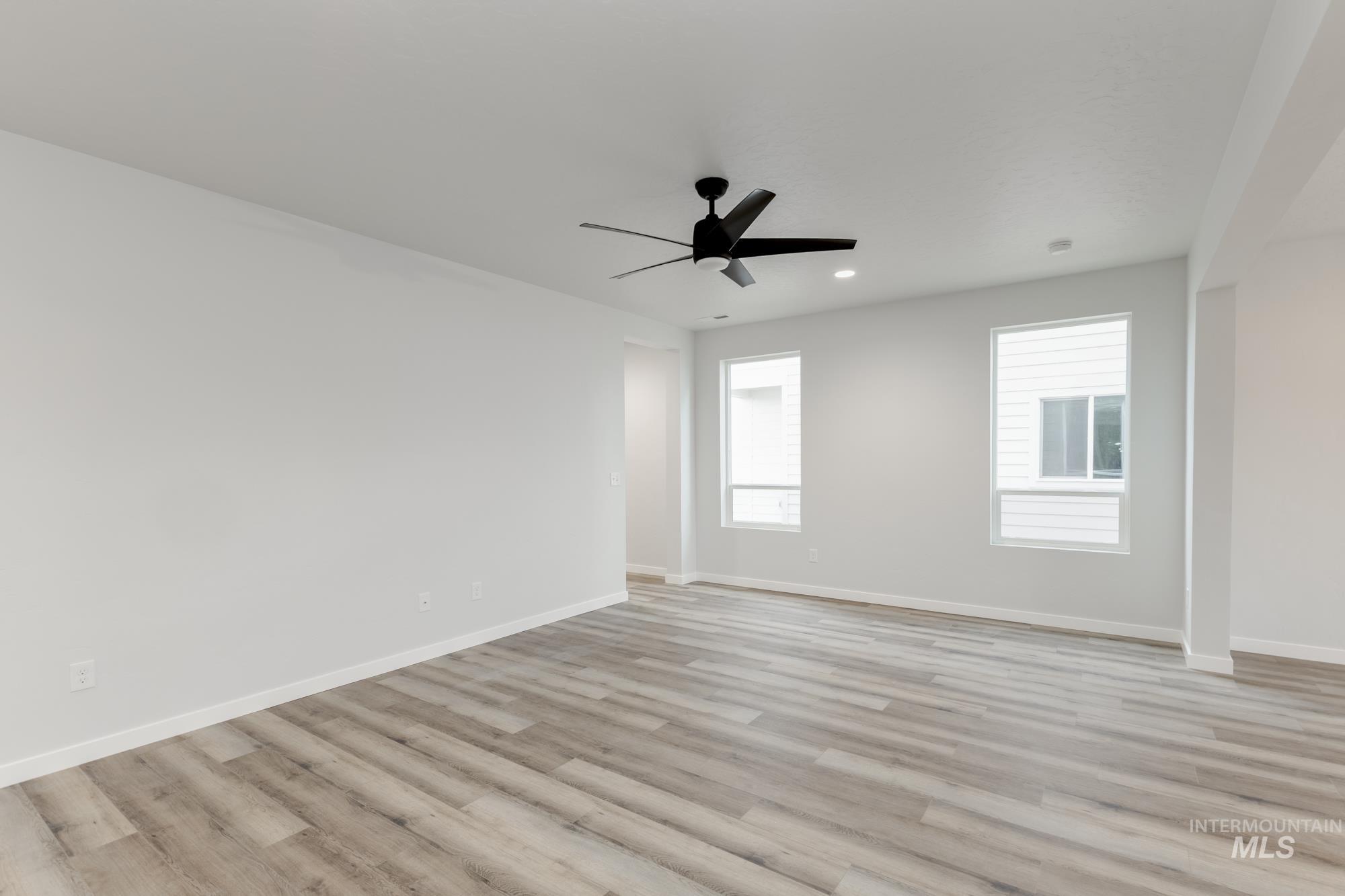 917 N Mirror Creek Way, Meridian, Idaho 83642, 3 Bedrooms, 2.5 Bathrooms, Residential For Sale, Price $474,990,MLS 98967502