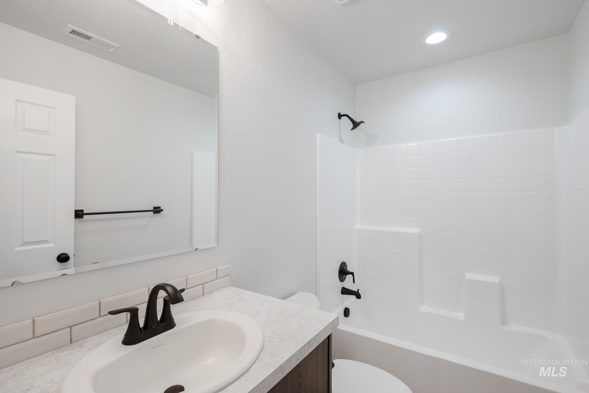 312 N Meadowsweet Ave, Kuna, Idaho 83634, 3 Bedrooms, 2 Bathrooms, Residential For Sale, Price $412,990, 98967504