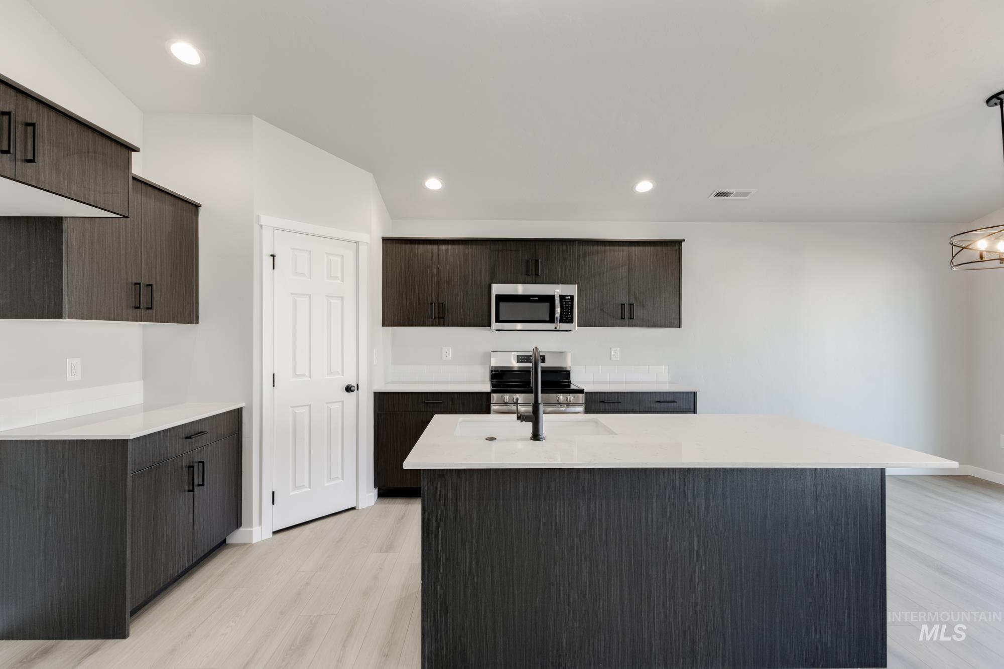 1714 Old Mill St, Middleton, Idaho 83644, 3 Bedrooms, 2 Bathrooms, Residential For Sale, Price $439,990,MLS 98967519