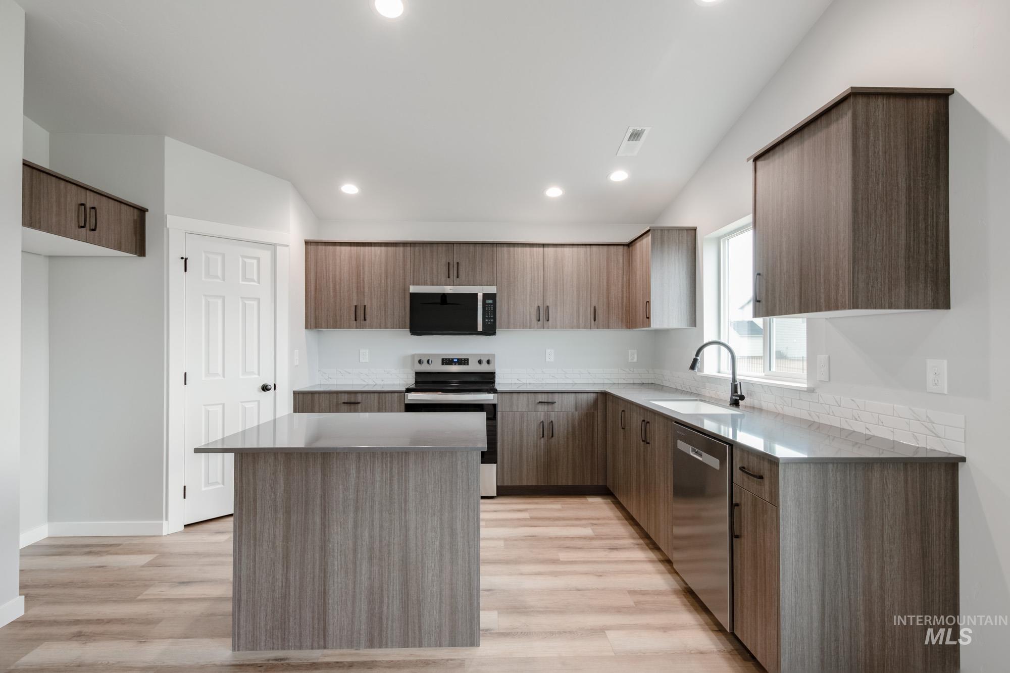 9313 W Blue Lace St, Nampa, Idaho 83687, 4 Bedrooms, 2 Bathrooms, Residential For Sale, Price $422,990,MLS 98967533