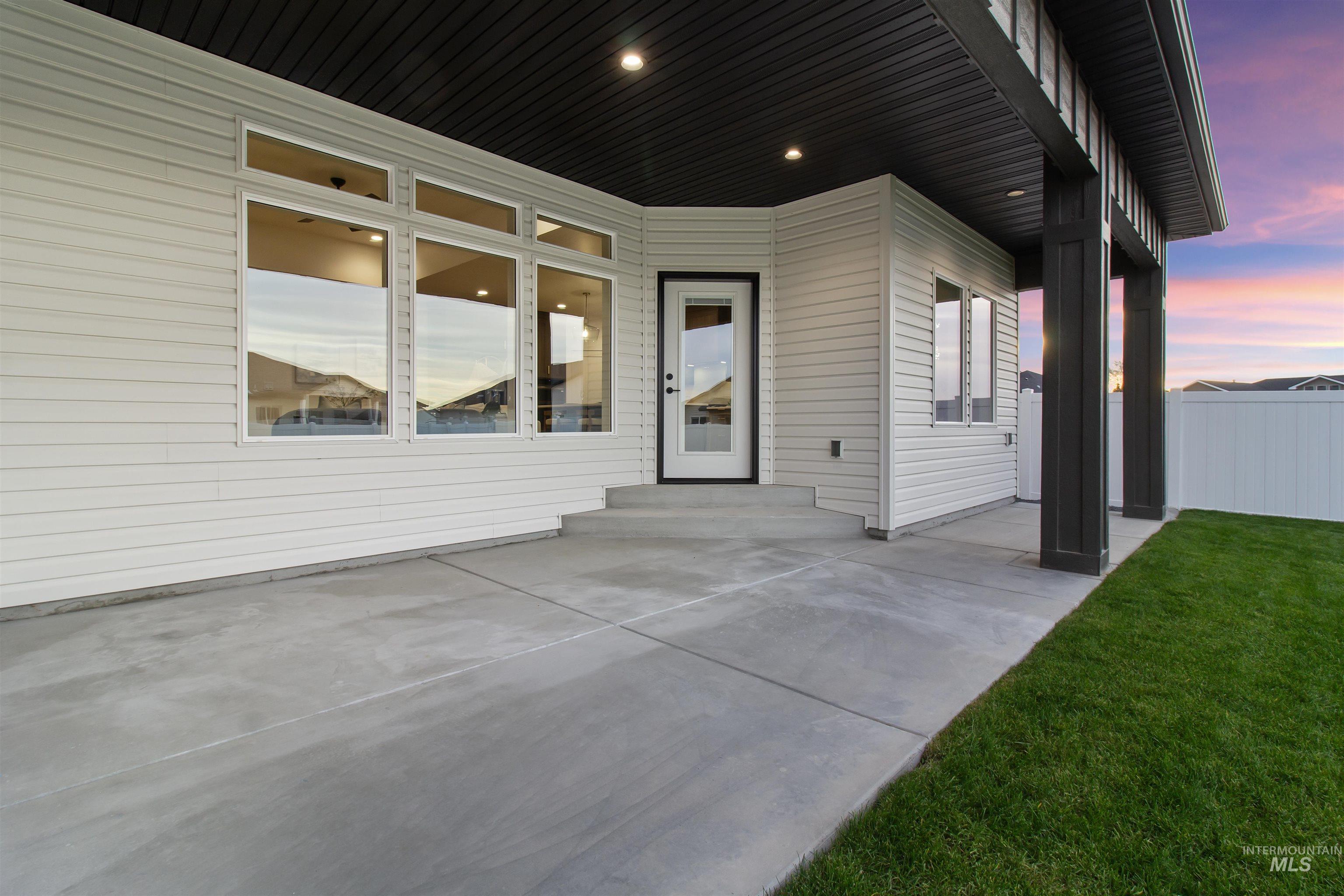 1266 Crestview Dr., Twin Falls, Idaho 83301, 3 Bedrooms, 2 Bathrooms, Residential For Sale, Price $589,500,MLS 98967549