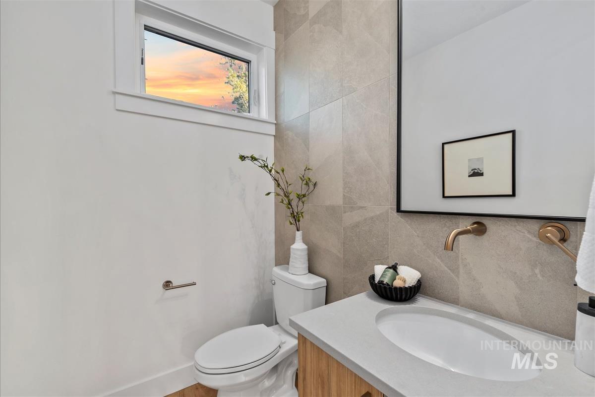 3219 W Moore, Boise, Idaho 83702, 3 Bedrooms, 3.5 Bathrooms, Residential For Sale, Price $899,900,MLS 98967587