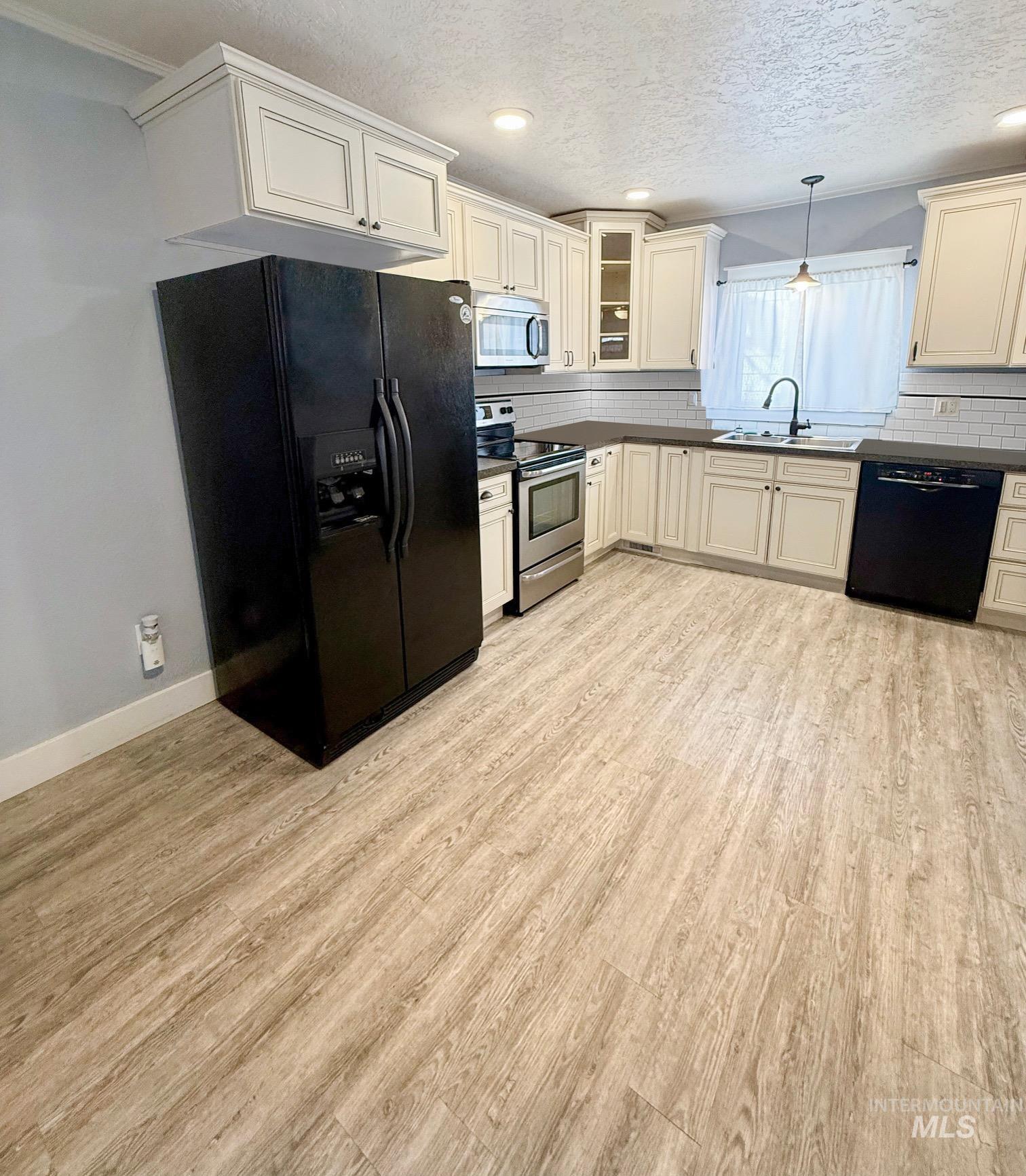 107 Maple St, Nampa, Idaho 83686, 2 Bedrooms, 1 Bathroom, Residential For Sale, Price $320,000,MLS 98967645