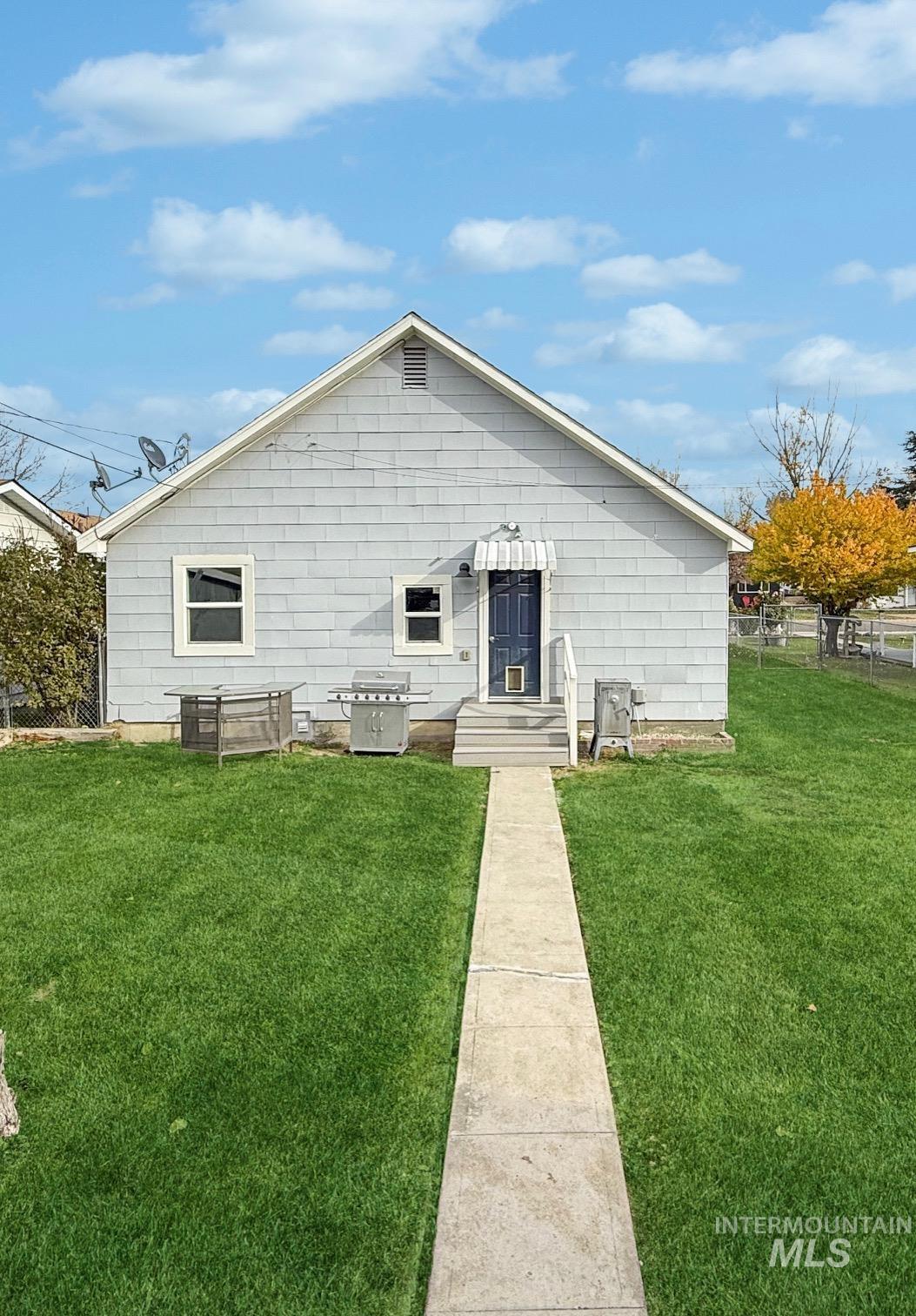 107 Maple St, Nampa, Idaho 83686, 2 Bedrooms, 1 Bathroom, Residential For Sale, Price $320,000,MLS 98967645