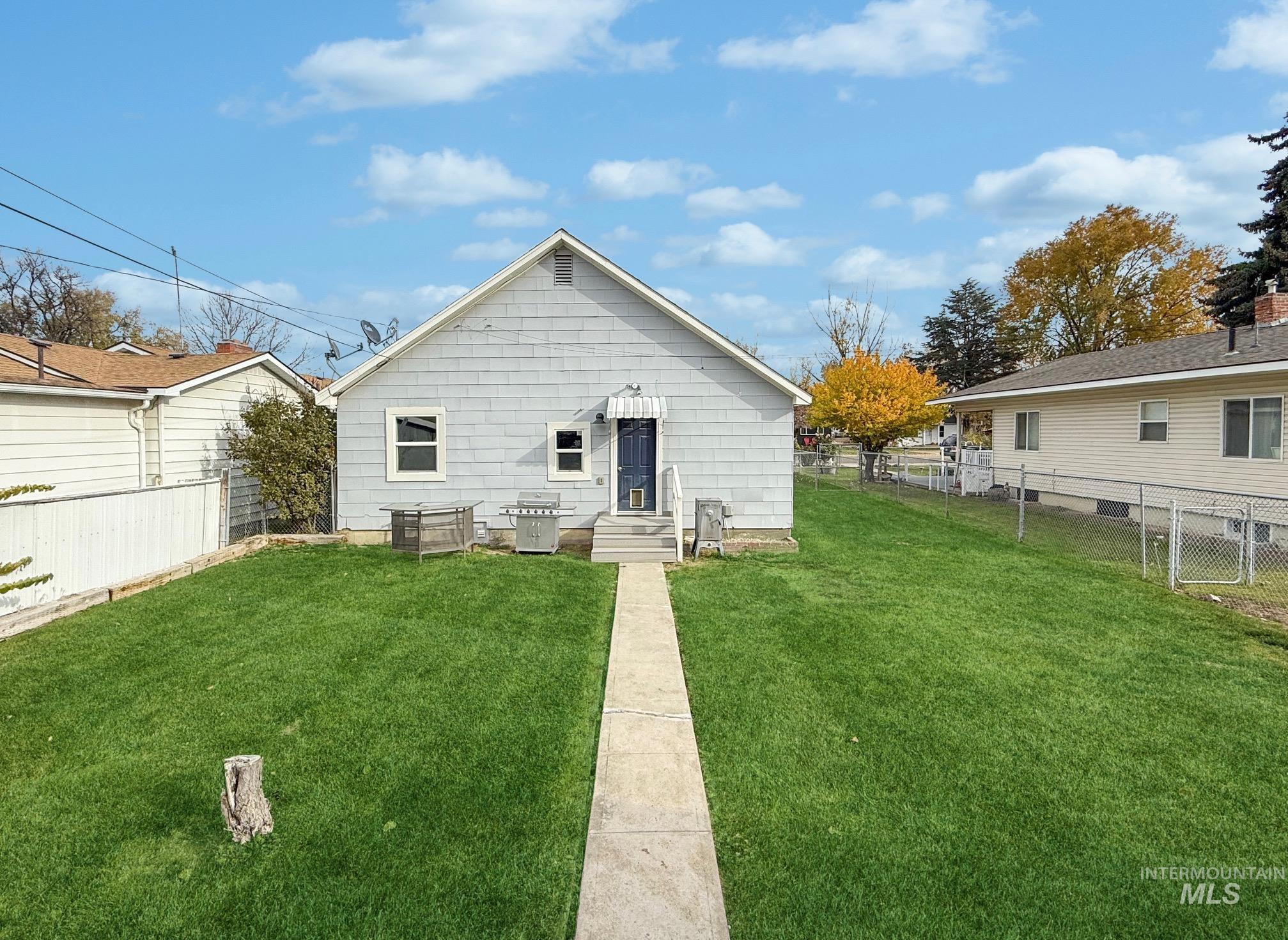 107 Maple St, Nampa, Idaho 83686, 2 Bedrooms, 1 Bathroom, Residential For Sale, Price $320,000,MLS 98967645