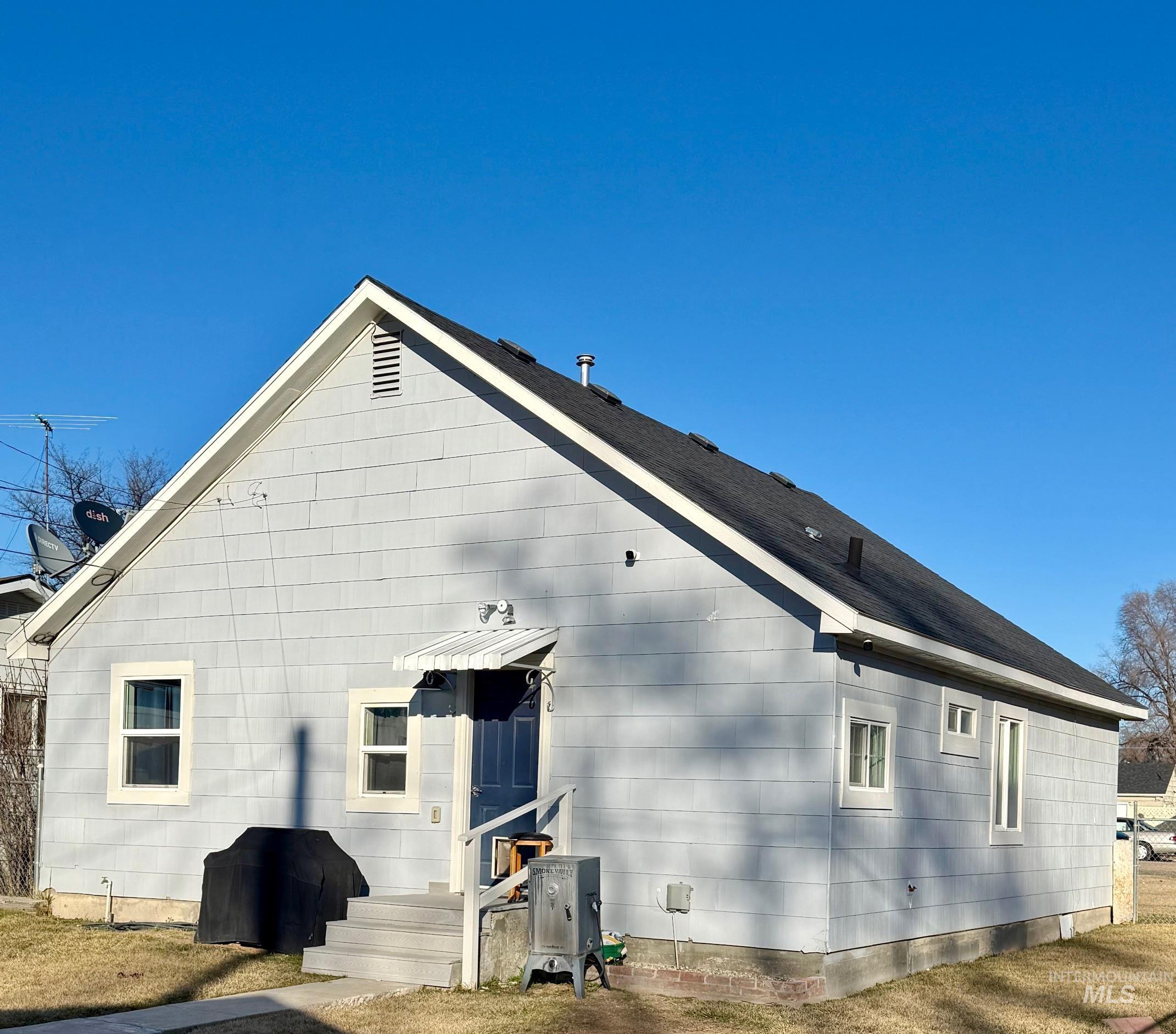 107 Maple St, Nampa, Idaho 83686, 2 Bedrooms, 1 Bathroom, Residential For Sale, Price $320,000,MLS 98967645