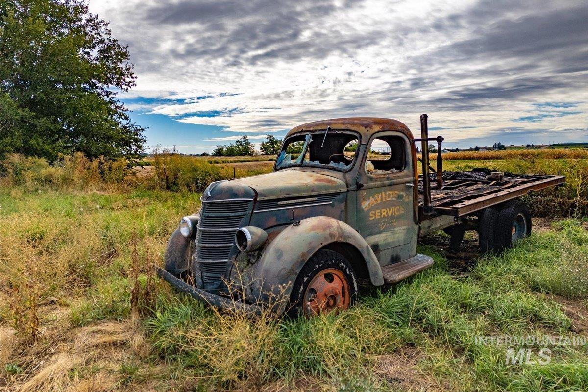 19241 Homedale Rd, Caldwell, Idaho 83605, 2 Bedrooms, 2 Bathrooms, Residential For Sale, Price $525,000,MLS 98967654
