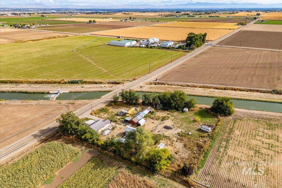 19241 Homedale Rd, Caldwell, Idaho 83605, 2 Bedrooms, 2 Bathrooms, Residential For Sale, Price $525,000,MLS 98967654