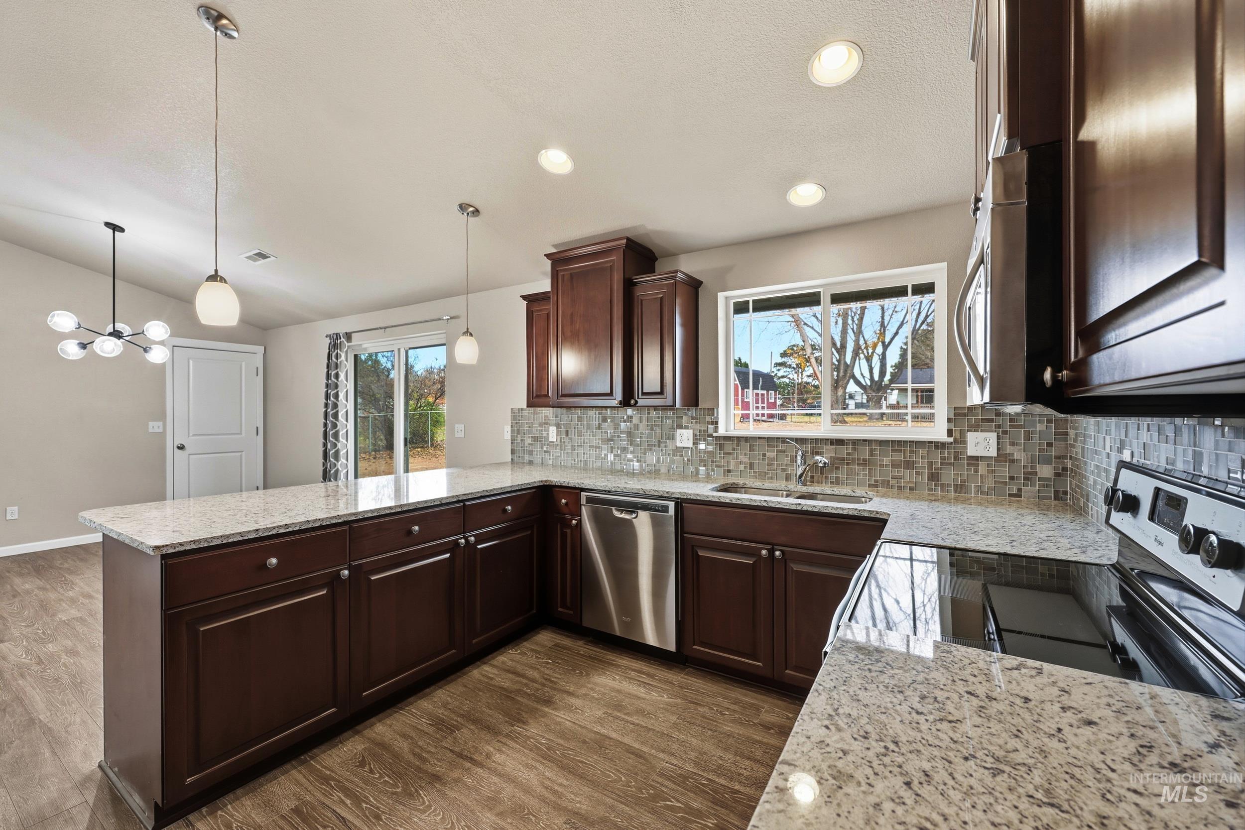 20203 Top Road, Caldwell, Idaho 83626, 3 Bedrooms, 2 Bathrooms, Residential For Sale, Price $469,999,MLS 98967661