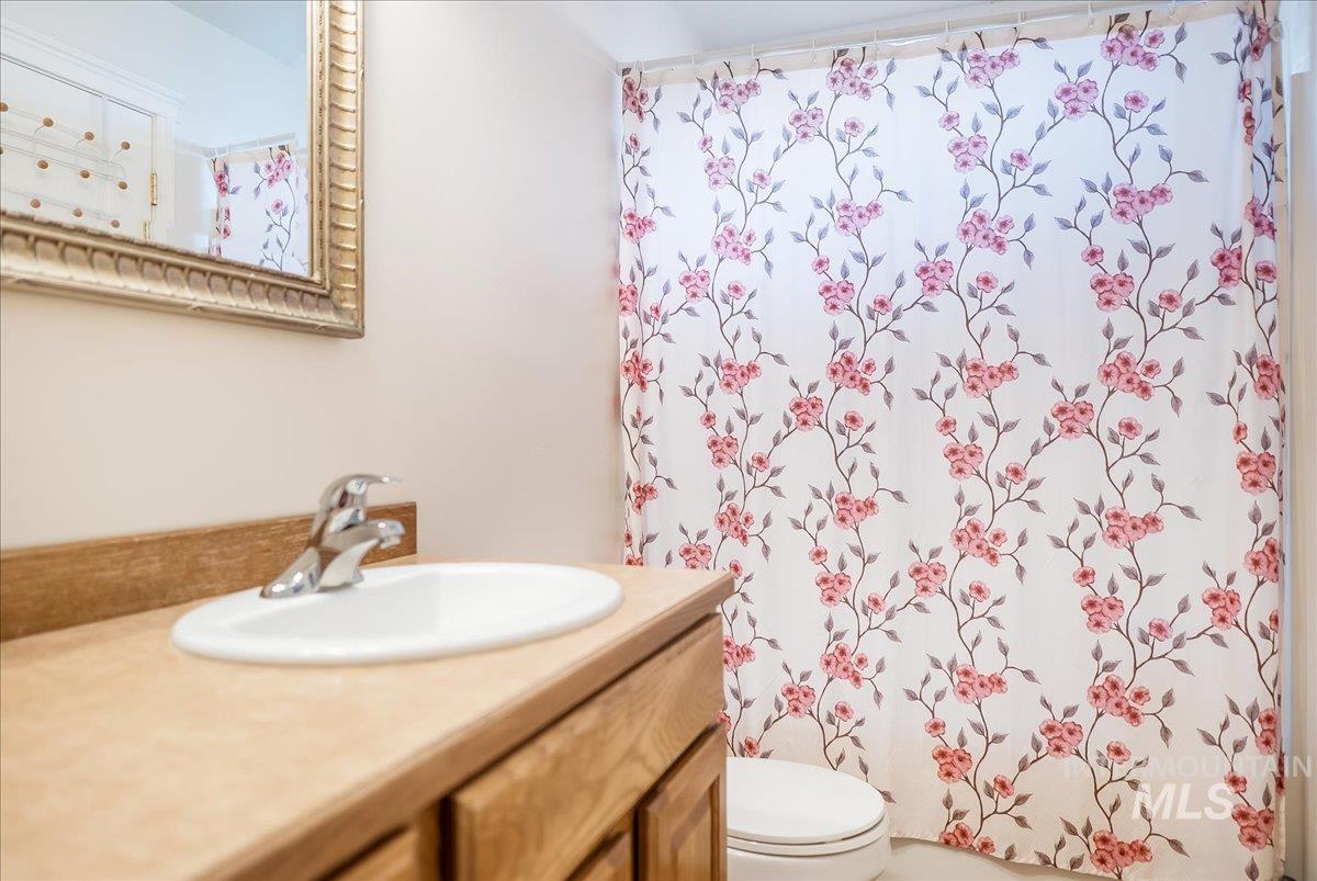 215 Little Cedar Dr, Hansen, Idaho 83334, 3 Bedrooms, 2 Bathrooms, Residential Income For Sale, Price $599,999,MLS 98967712