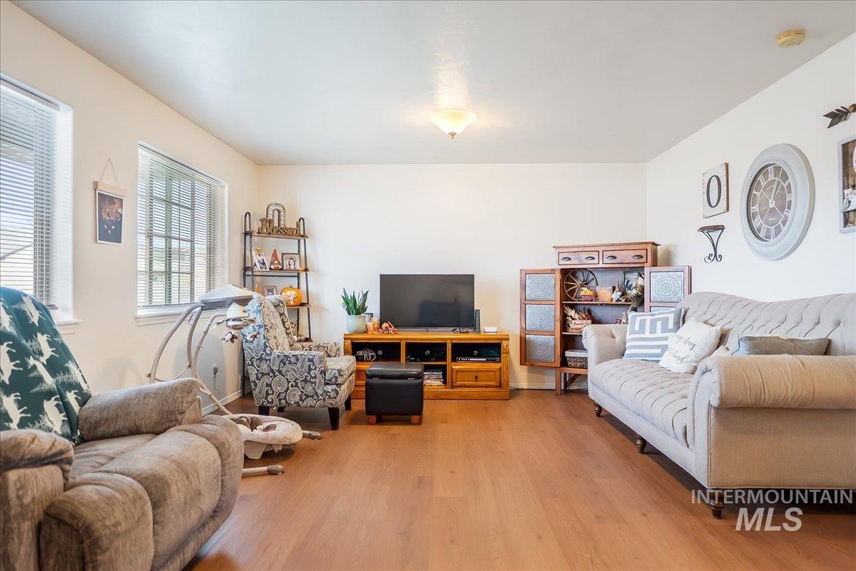 215 Little Cedar Dr, Hansen, Idaho 83334, 3 Bedrooms, 2 Bathrooms, Residential Income For Sale, Price $599,999,MLS 98967712