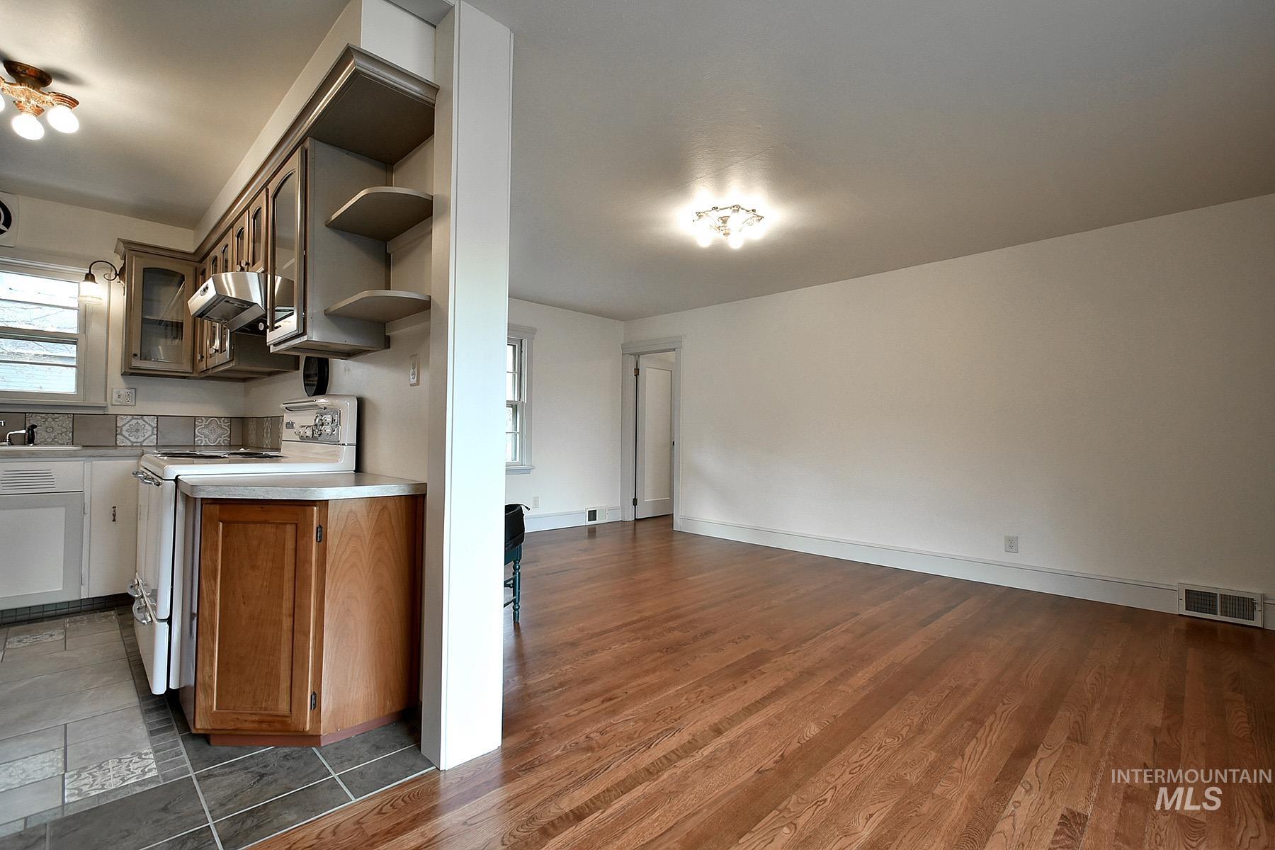 115 N Lincoln, Moscow, Idaho 83843, 3 Bedrooms, 1 Bathroom, Residential For Sale, Price $499,000,MLS 98967842