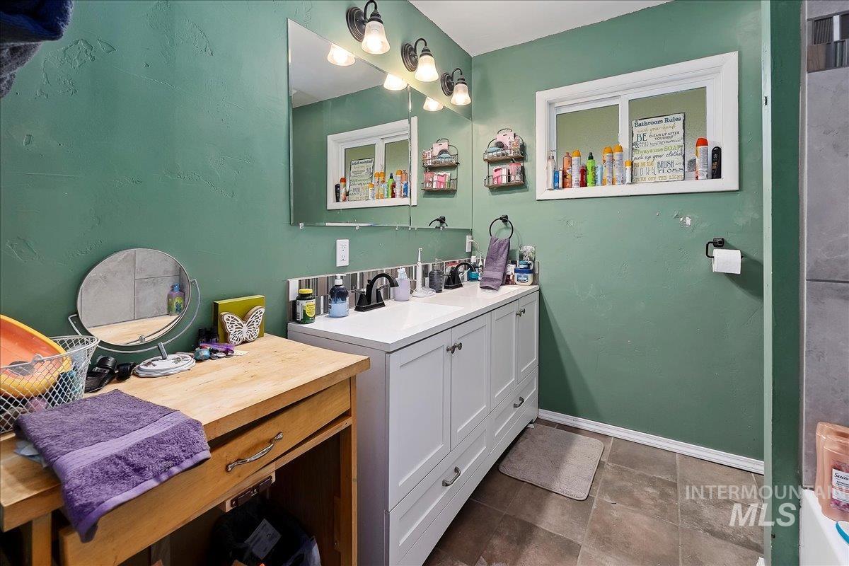 518 S Edith, Shoshone, Idaho 83352, 3 Bedrooms, 2 Bathrooms, Residential For Sale, Price $309,900,MLS 98967882