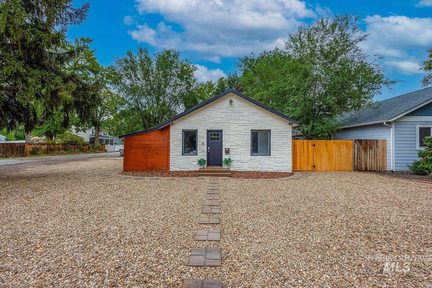 2104 S Owyhee, Boise, Idaho 83705, 3 Bedrooms, 2 Bathrooms, Residential For Sale, Price $424,000,MLS 98967887